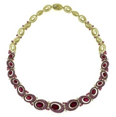 Elegante elegante Halskette aus 18 Karat Gelbgold mit rosa Saphiren, Rubellit und Diamanten