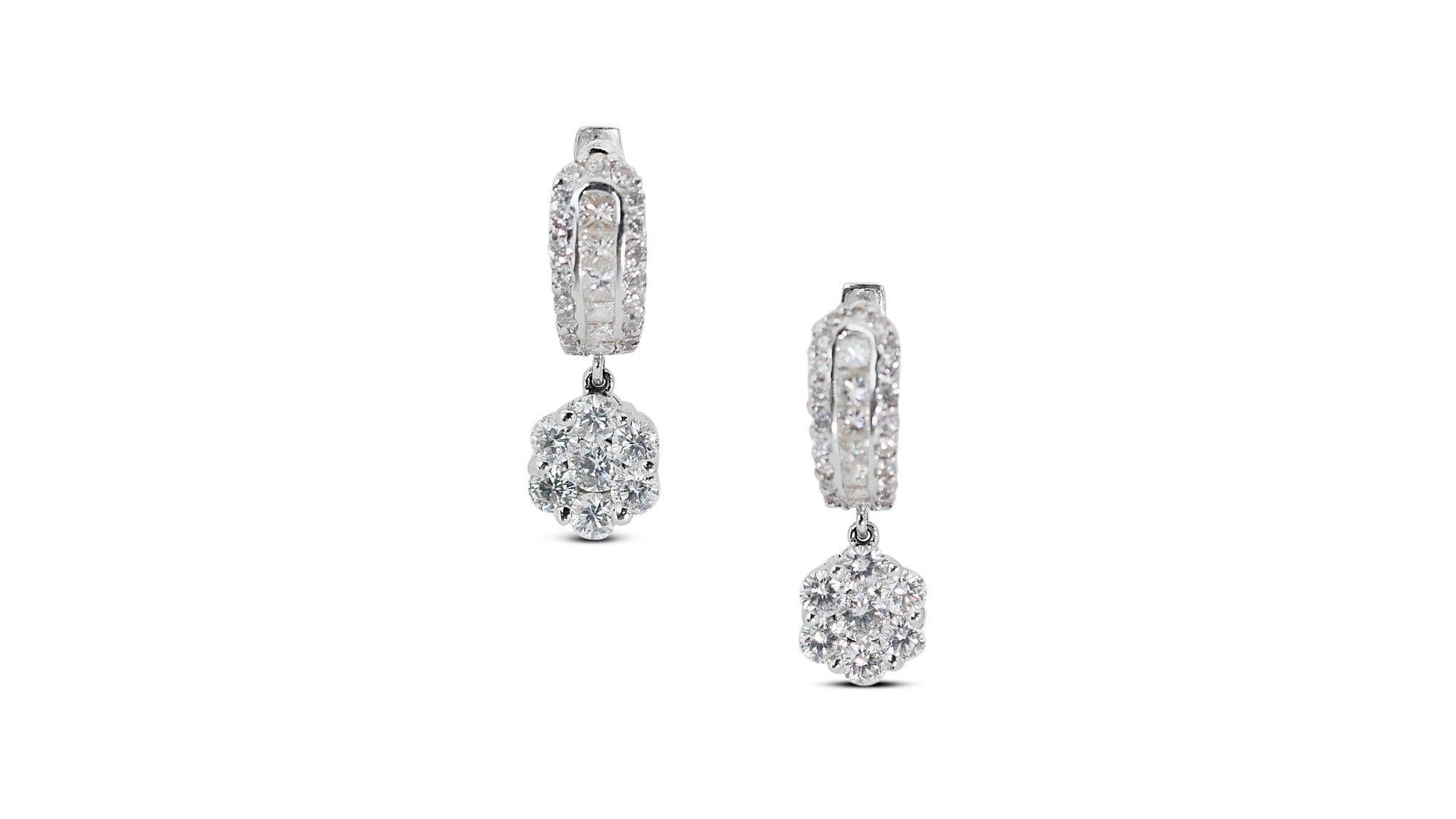Elegant 18 kt. White Gold Earrings with 2.10 ct Natural Diamonds - IGI Cert In New Condition For Sale In רמת גן, IL