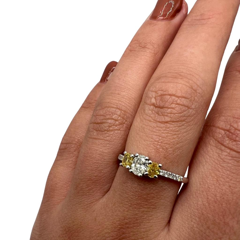 Oval Cut Elegant 18 kt. White Gold Ring w/ 0.65 ct total carat Diamond - AIG Certificate
