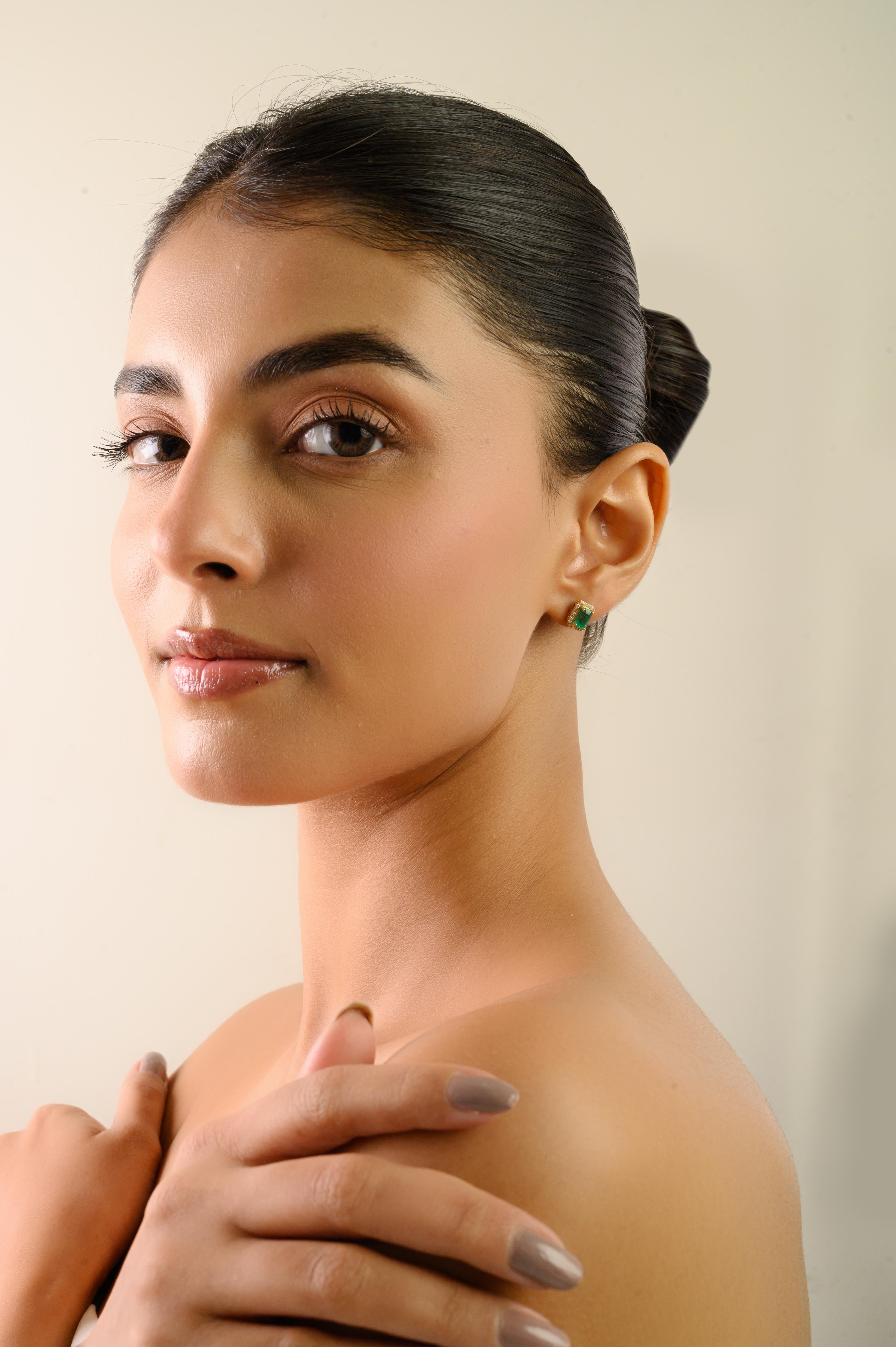 Eleganza: orecchini con smeraldo dello Zambia da 1,83 carati e diamante aureolato in oro giallo 18 carati in vendita 2