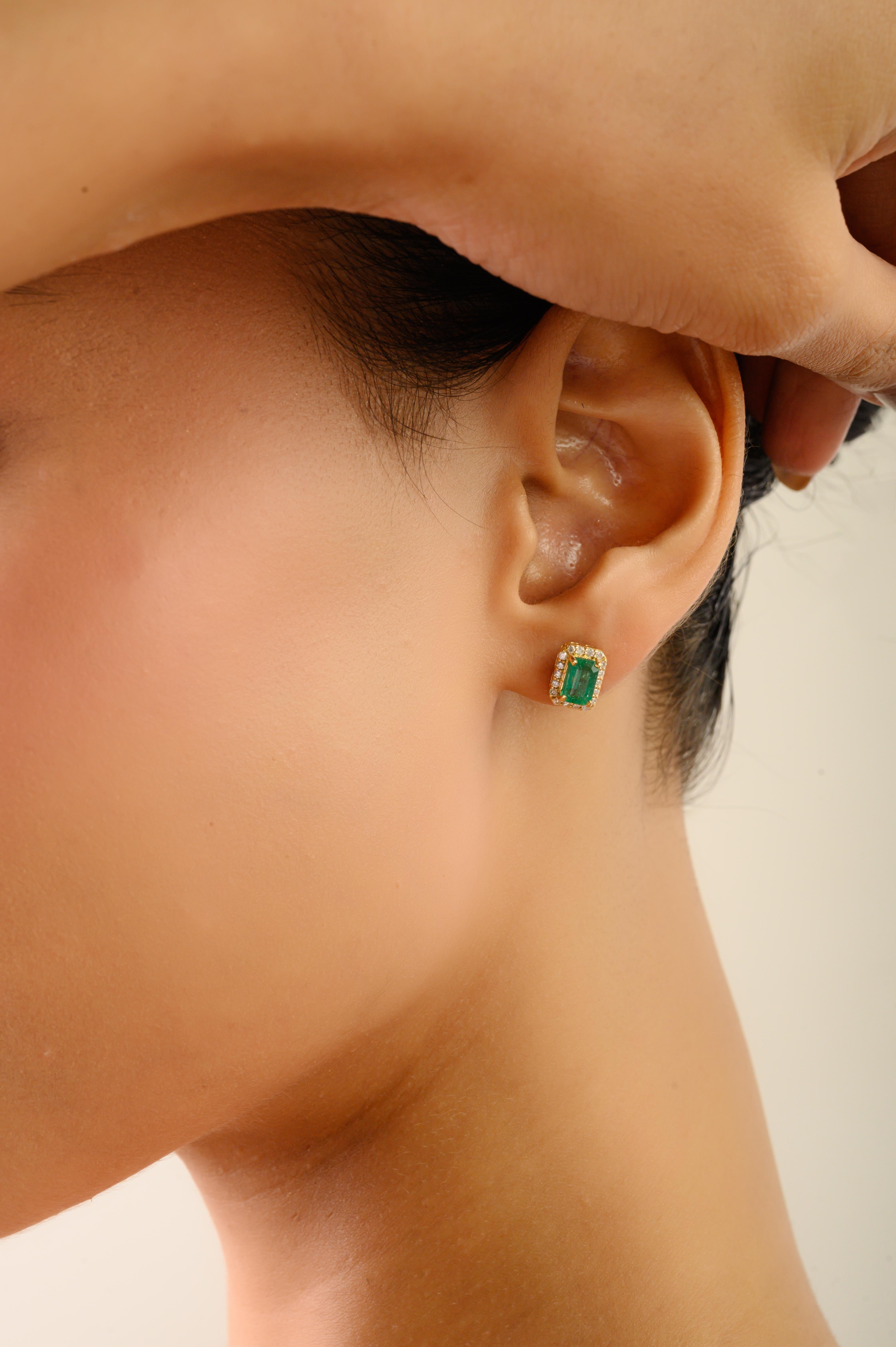 Eleganza: orecchini con smeraldo dello Zambia da 1,83 carati e diamante aureolato in oro giallo 18 carati In condizioni Nuovo in vendita a New York, NY