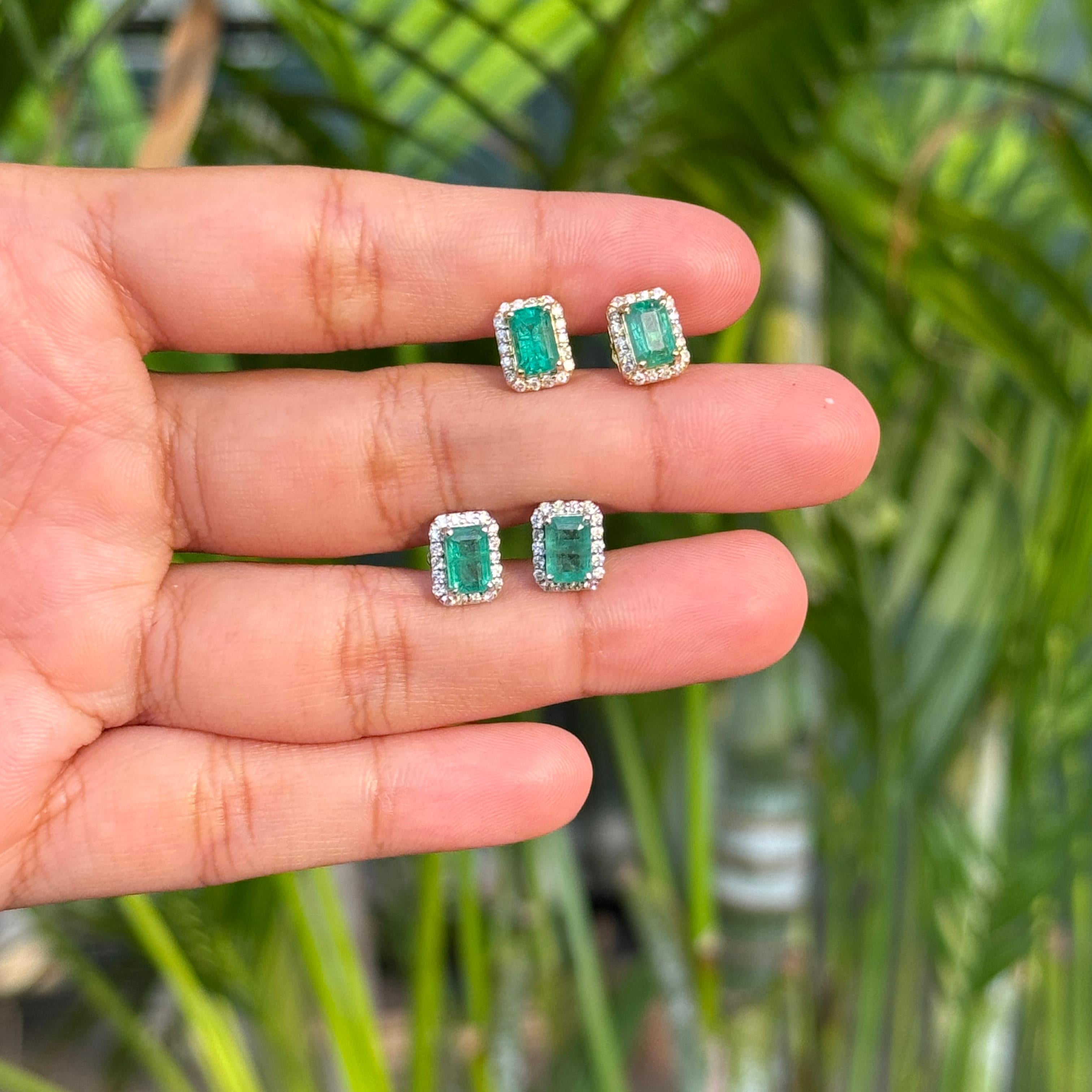 Donna Eleganza: orecchini con smeraldo dello Zambia da 1,83 carati e diamante aureolato in oro giallo 18 carati in vendita