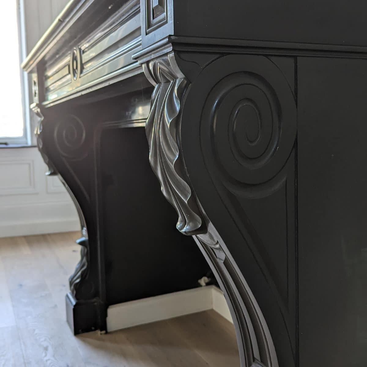 Belge Elegant 1840s Belgian Black Marble Fireplace Mantel en vente