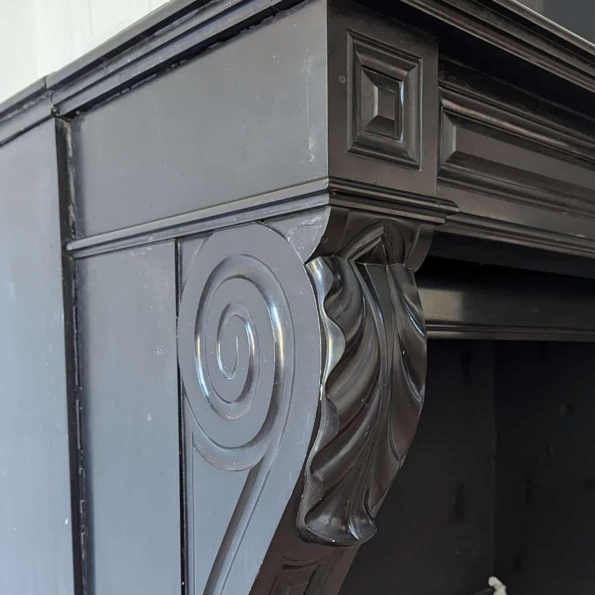 Elegant 1840s Belgian Black Marble Fireplace Mantel Bon état - En vente à TOURCOING, FR