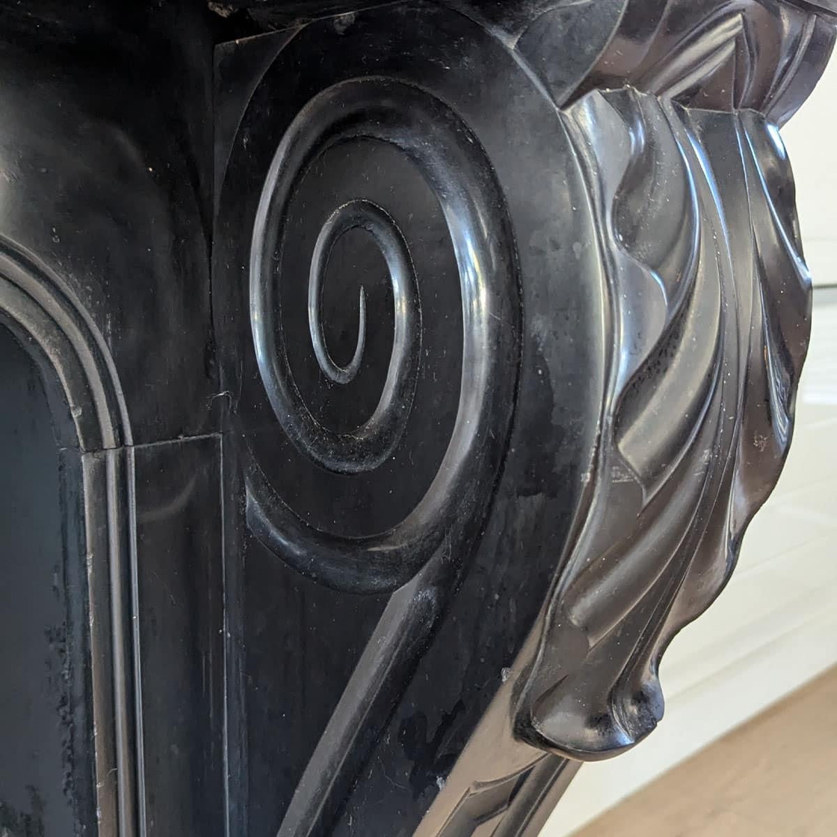Marbre noir de Belgique Elegant 1840s Belgian Black Marble Fireplace Mantel en vente