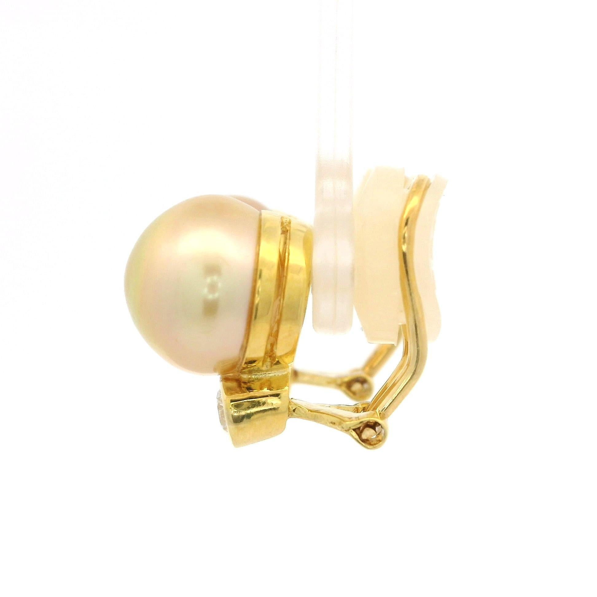 --Pietre: --
(2) Perle coltivate autentiche - Forma rotonda - Colore dorato - Bella lucentezza - 11,3 mm (circa)
(2) Diamanti Nature autentici - Taglio rotondo Brilliante - Montatura - Colore G - Purezza VS1 - 0,30ctw (circa)

Materiale: Oro bianco