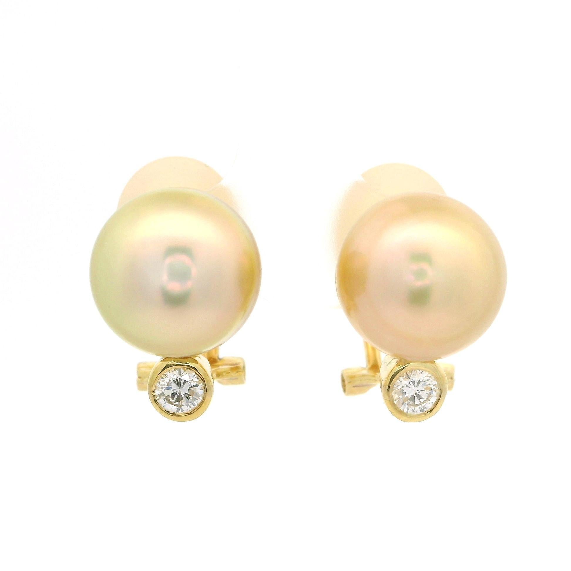 Eleganti orecchini a clip classici in oro 18k con perle dorate da 11,3 mm e diamanti da 0,30 carati In condizioni ottime in vendita a Montclair, NJ