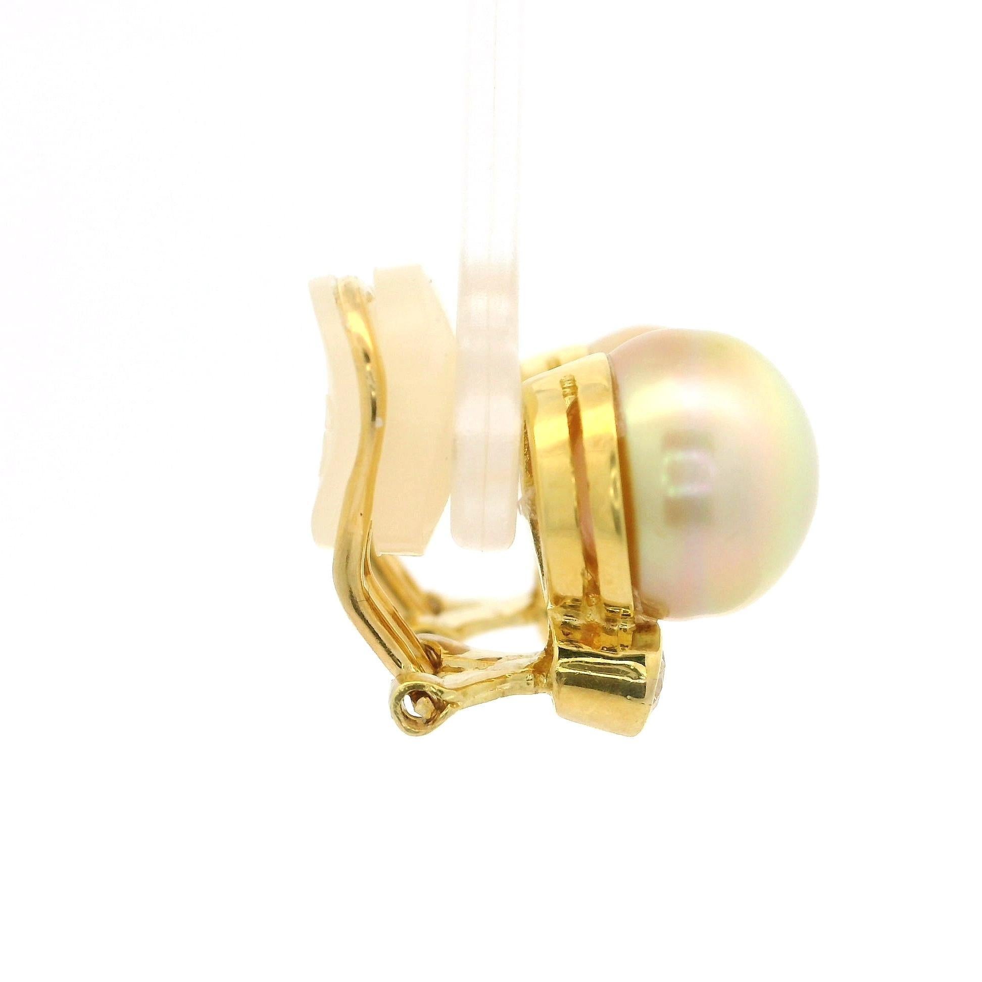 Eleganti orecchini a clip classici in oro 18k con perle dorate da 11,3 mm e diamanti da 0,30 carati in vendita 1