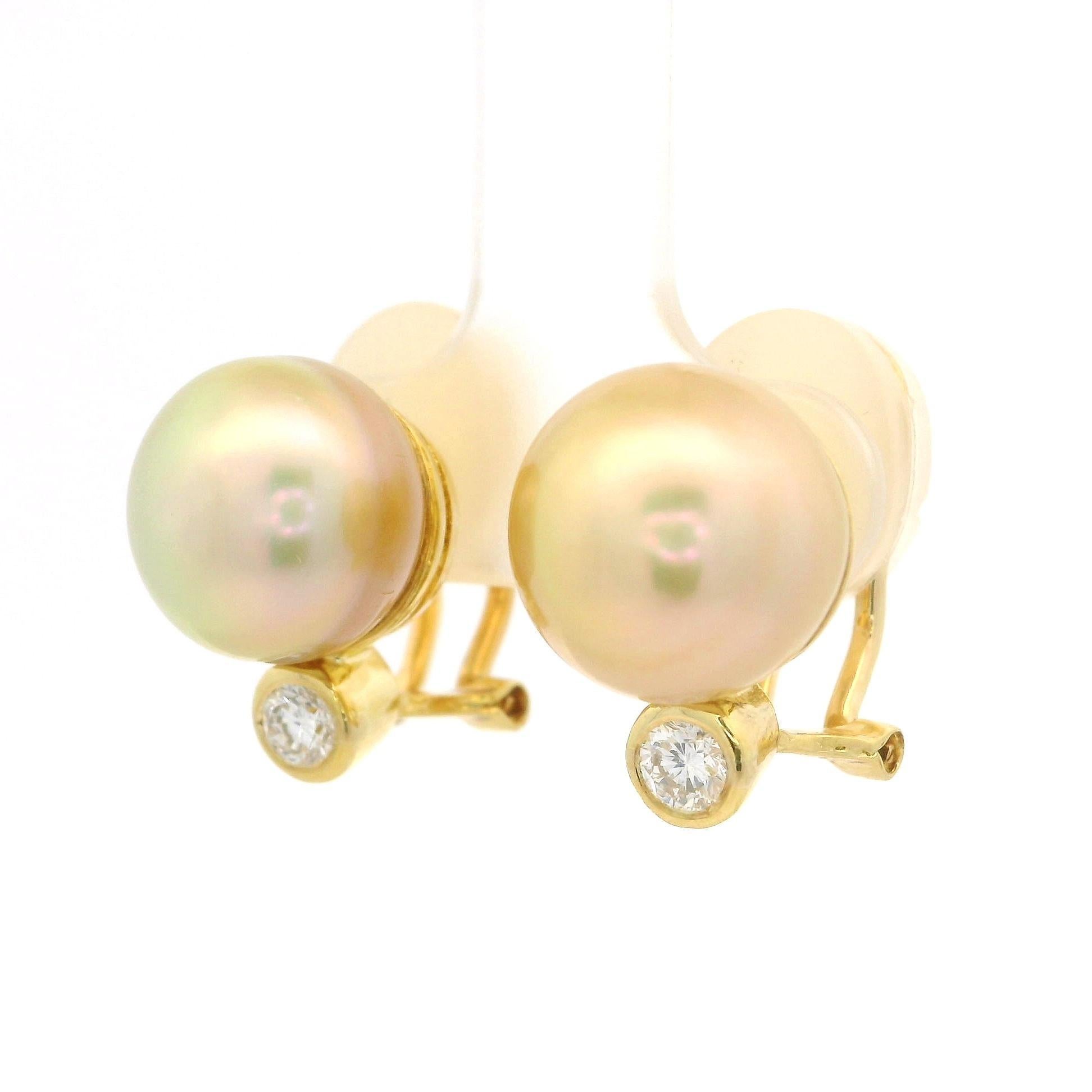 Eleganti orecchini a clip classici in oro 18k con perle dorate da 11,3 mm e diamanti da 0,30 carati in vendita 2