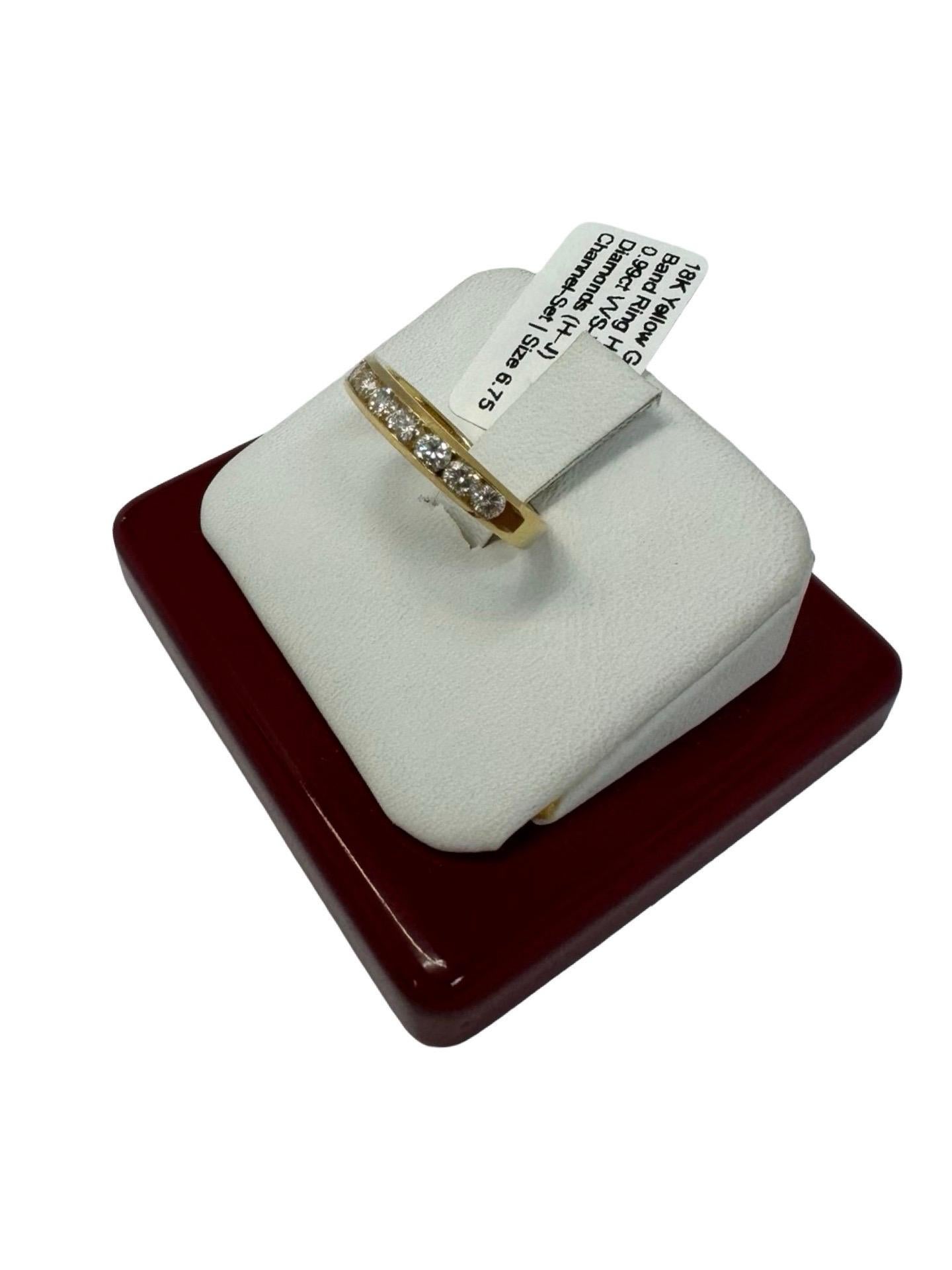 Questo anello a fascia con diamante splendidamente realizzato in luminoso oro giallo 18 carati, è un pezzo senza tempo con circa 0,98 carati di diamanti naturali a taglio brillante rotondo. Classificati di purezza VS e colore H. H. J., i diamanti