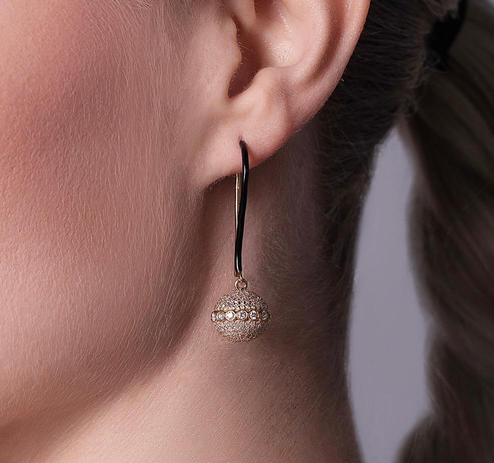 Elegant 18K Gold & Diamond Orb Earrings with Black Enamel In New Condition For Sale In Boostedt, DE