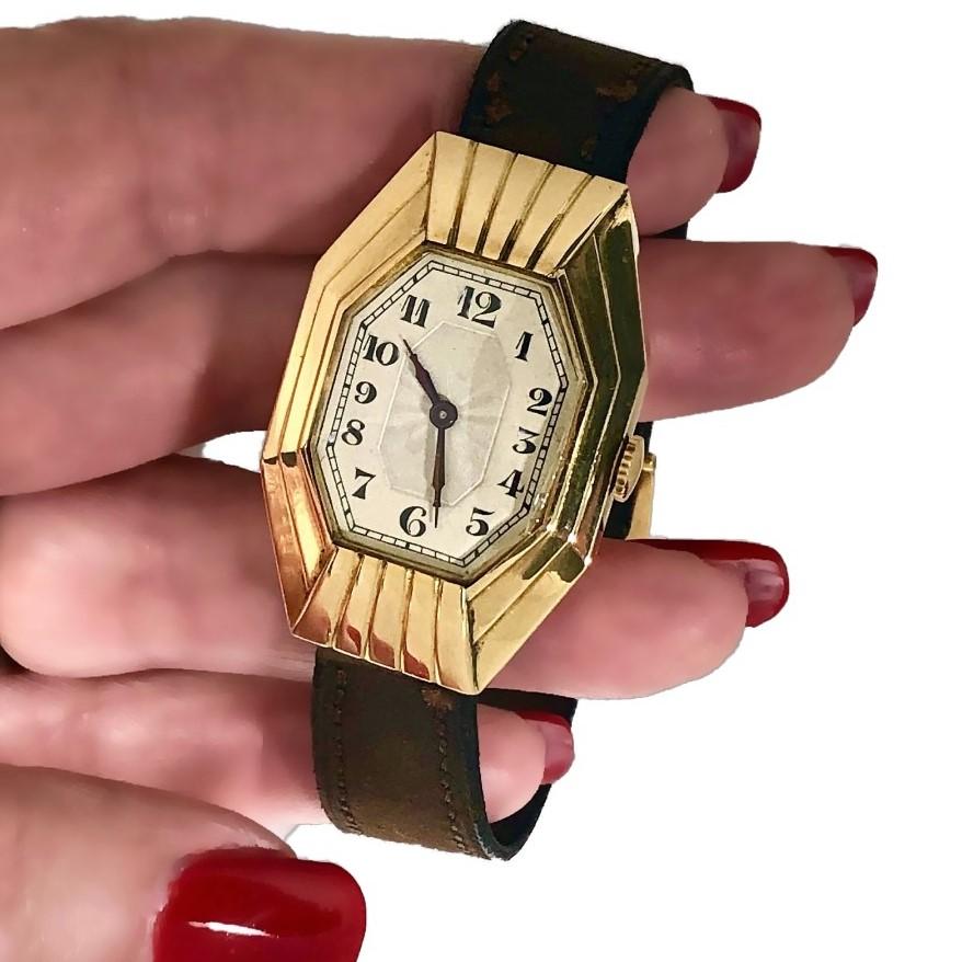 Elegant 18k Gold French Art-Deco Curvex Wristwatch by Leon Hatot 5