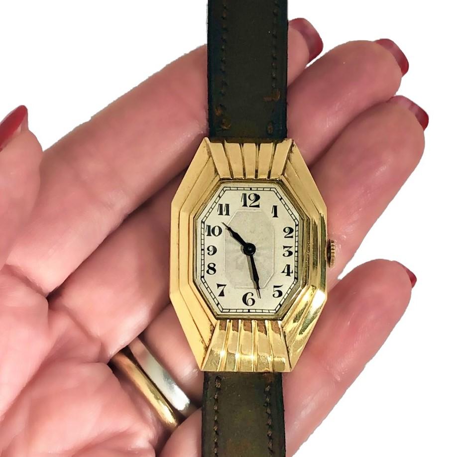 Elegant 18k Gold French Art-Deco Curvex Wristwatch by Leon Hatot 6