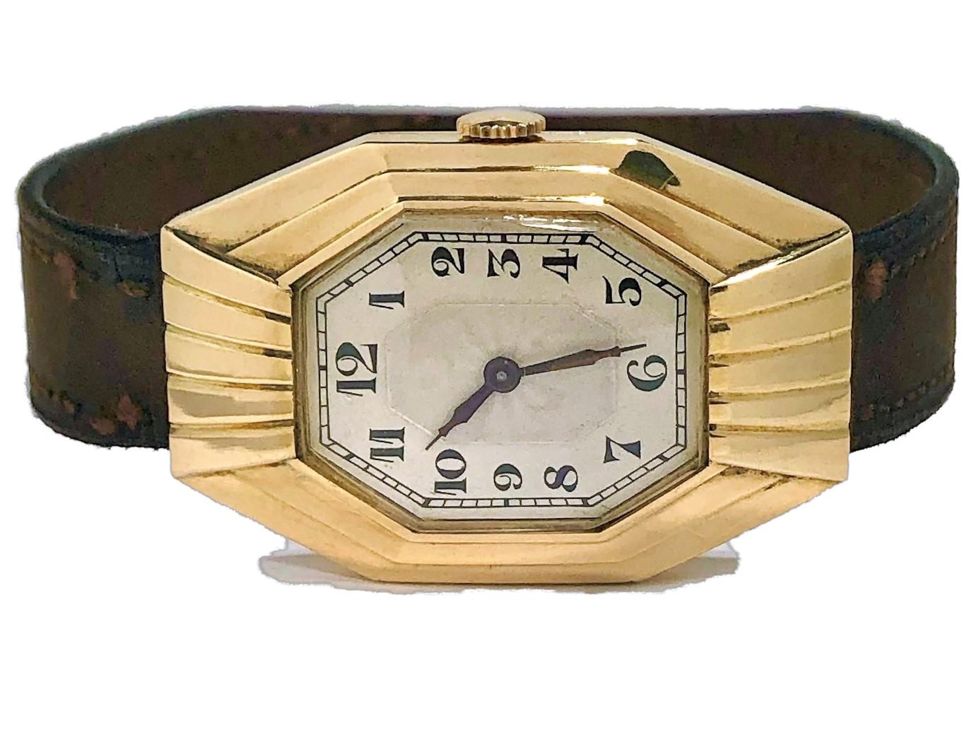 Elegant 18k Gold French Art-Deco Curvex Wristwatch by Leon Hatot In Good Condition In Palm Beach, FL
