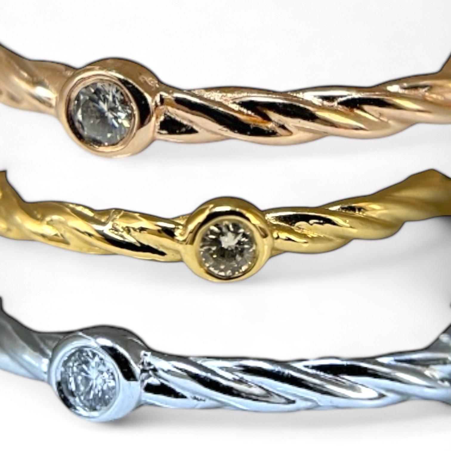 Realizzato in lussuoso oro bianco 18 carati, questo elegante anello presenta un esclusivo design a corda attorcigliata, impreziosito da brillanti accenti di diamanti a taglio rotondo. L'intricata lavorazione artigianale e lo splendido contrasto tra