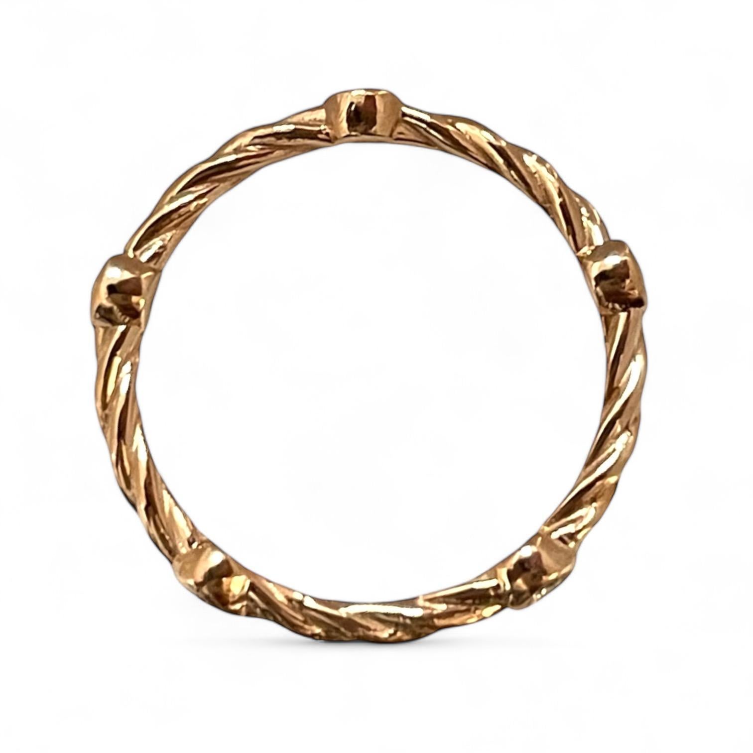 Elegant 18K Gold Rope-Style Ring with Dazzling Diamond Accents In Excellent Condition For Sale In New York, NY