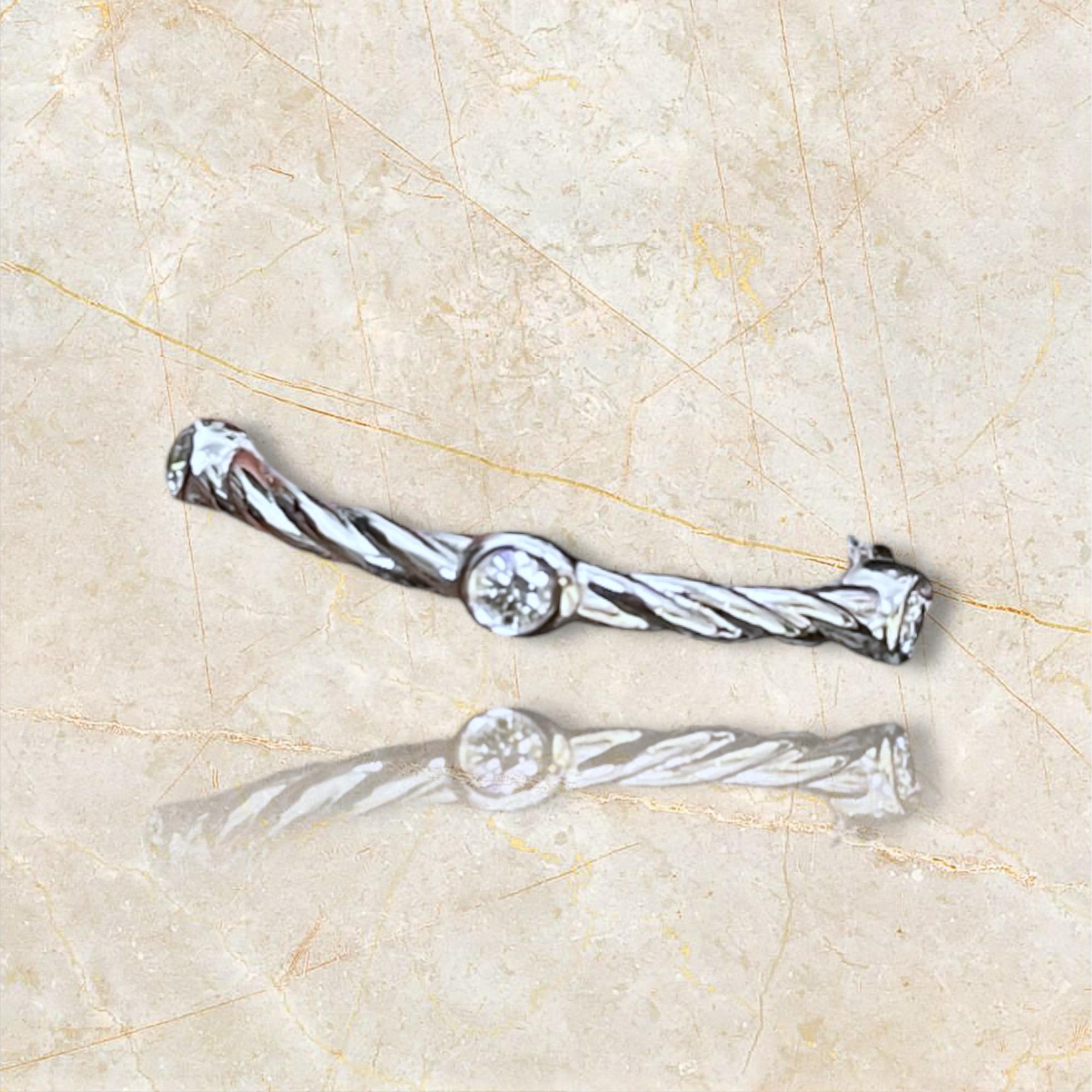 Eleganza dell'anello a corda in oro 18 carati con accenti di diamanti abbaglianti In condizioni ottime in vendita a New York, NY