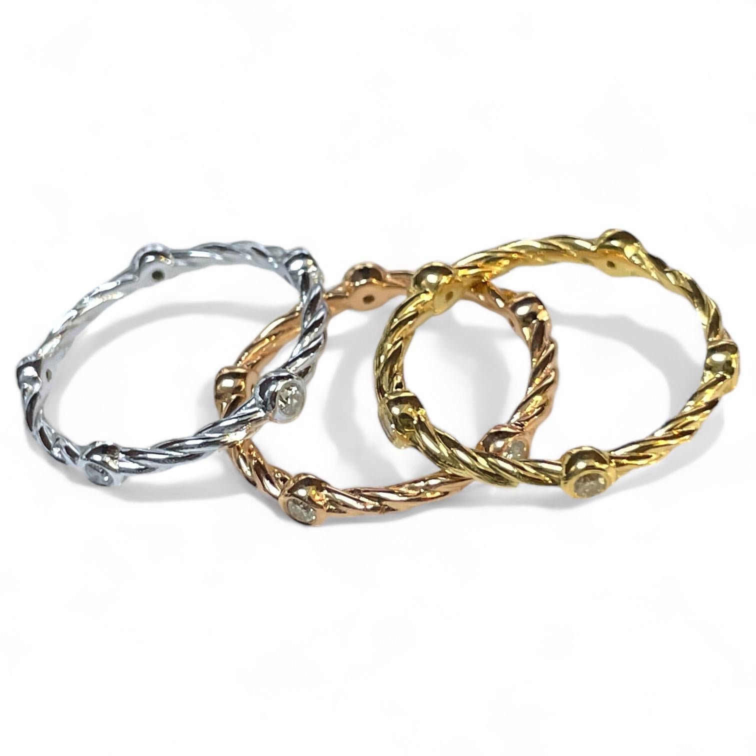 Elegant 18K Gold Rope-Style Ring with Dazzling Diamond Accents In Excellent Condition For Sale In New York, NY
