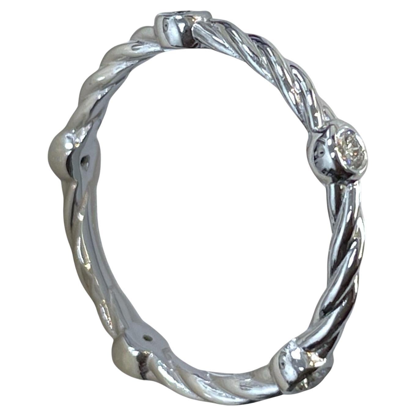 Elegant 18K Gold Rope-Style Ring with Dazzling Diamond Accents