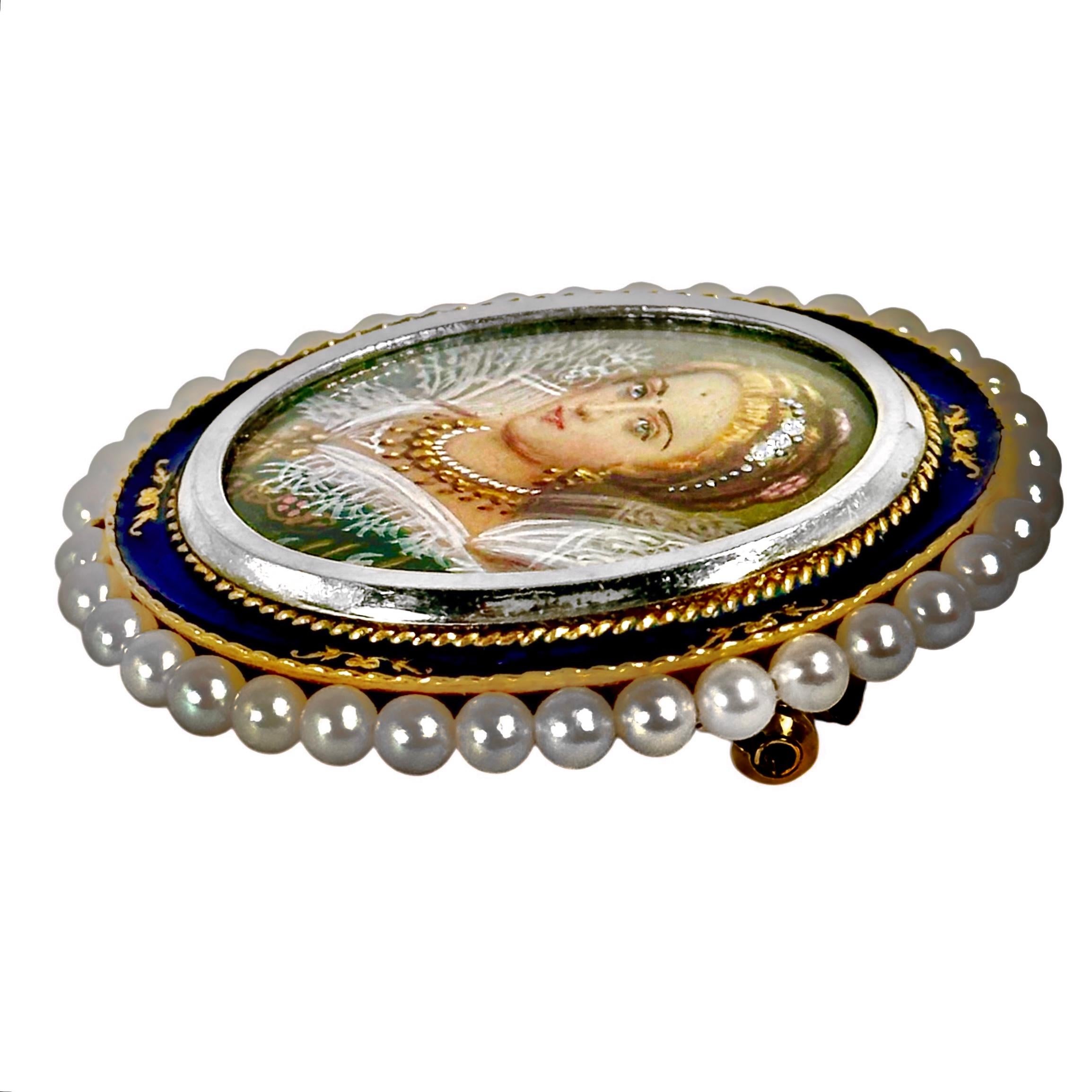 Néoclassique Pendentif/Broche portrait élégant en or 18 carats avec cadre en émail bleu et perles en vente