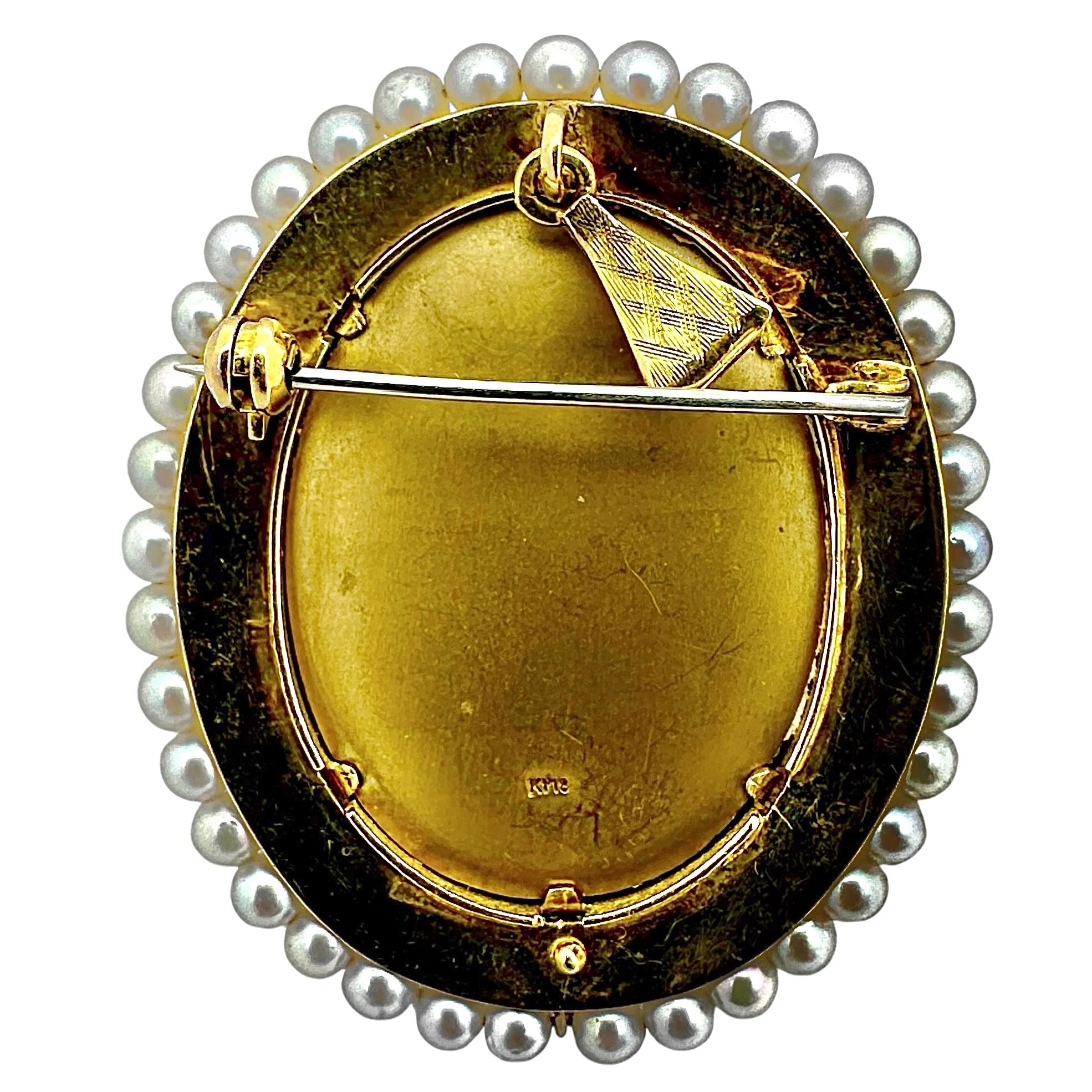 Taille simple Pendentif/Broche portrait élégant en or 18 carats avec cadre en émail bleu et perles en vente