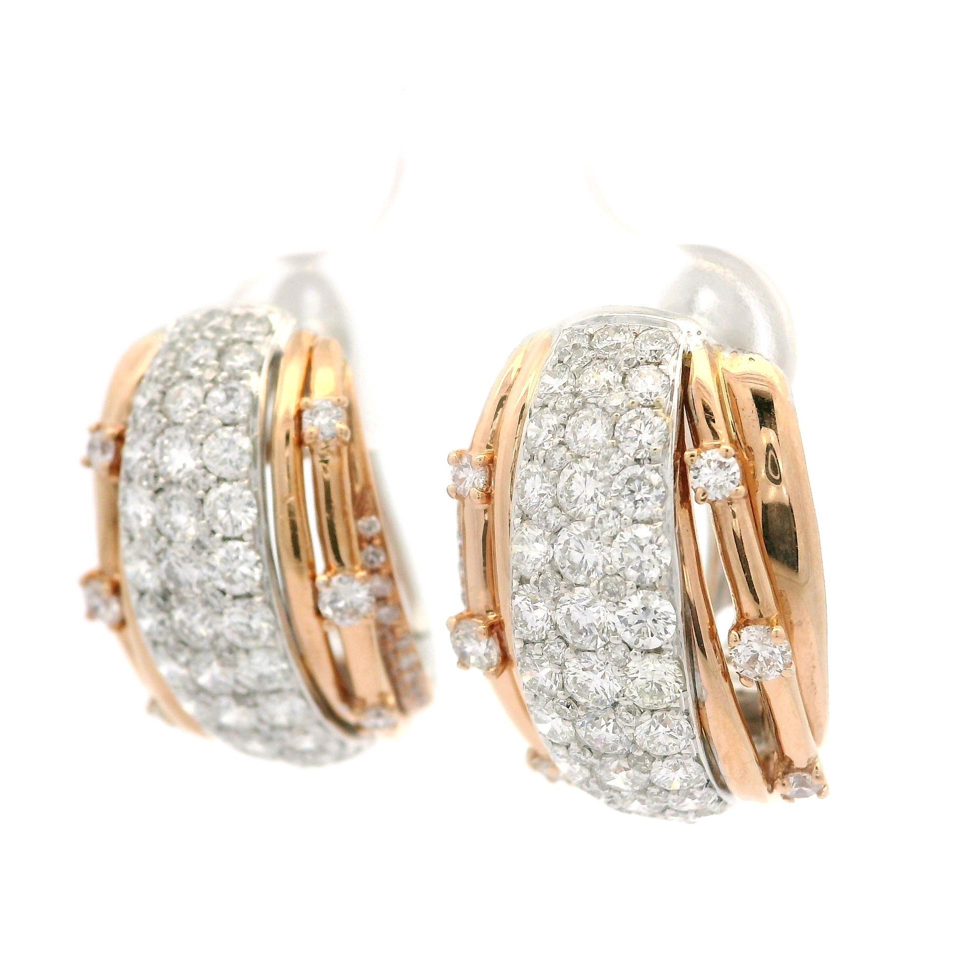-Pierres-
174 diamants naturels authentiques - taille ronde et brillante - sertis en pavé et en pince - couleur G/H - pureté VS1-SI1 - 2.61ctw exacts

MATERIAL : Or rose et blanc 18k massif
Poids : 10,7 grammes
Dos : Dos de poteau avec fermetures en