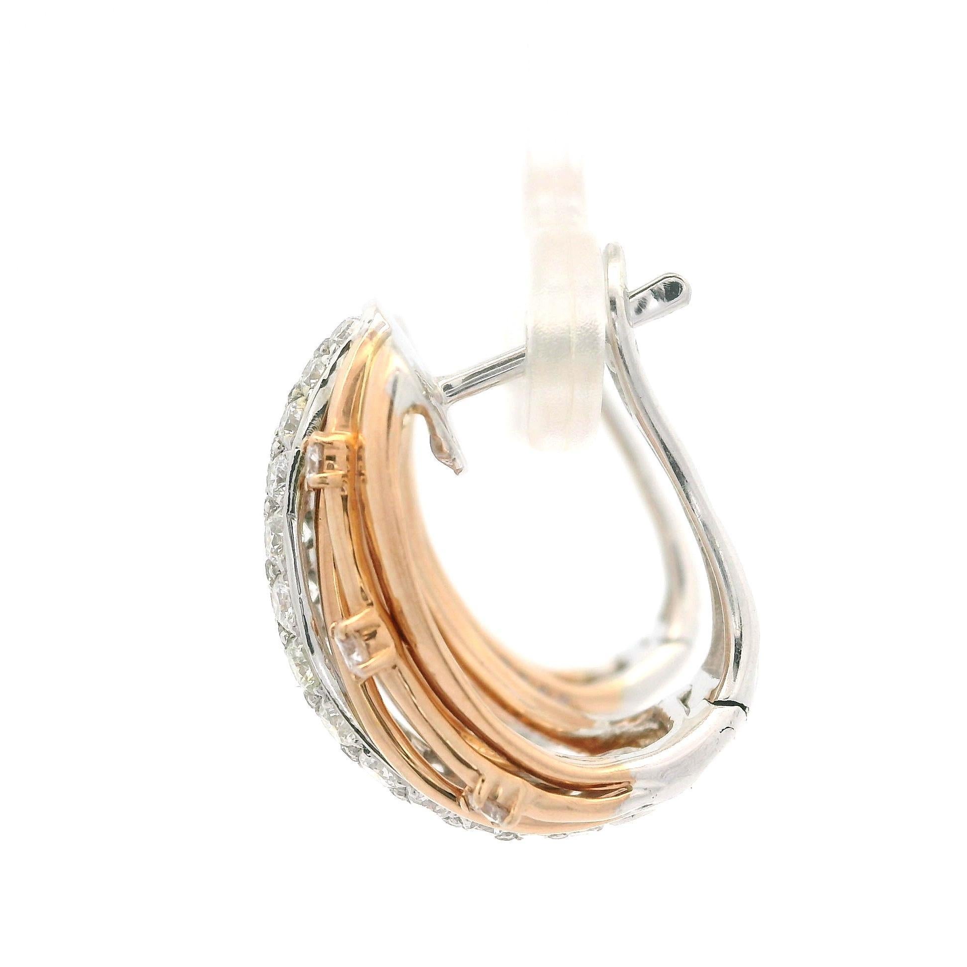 Taille brillant Élégantes boucles d'oreilles Omega en or rose et blanc 18 carats avec diamants de 2,61 carats