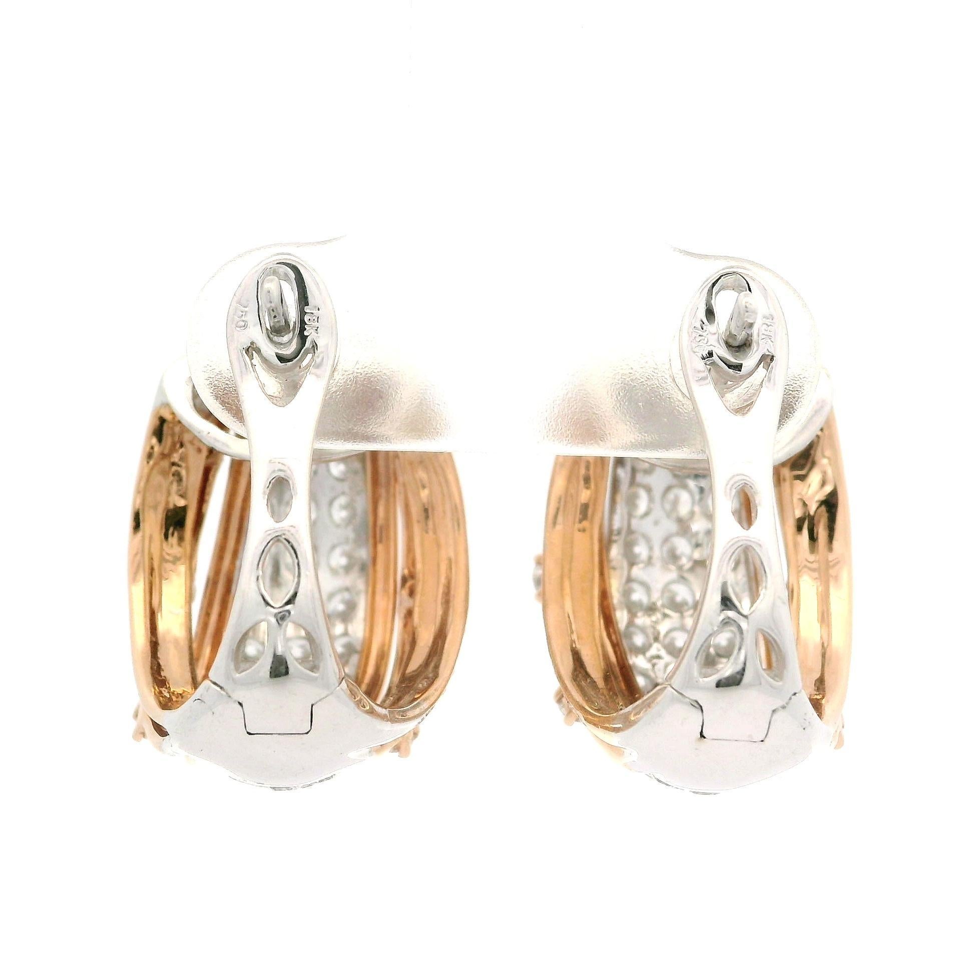 Élégantes boucles d'oreilles Omega en or rose et blanc 18 carats avec diamants de 2,61 carats Excellent état à Montclair, NJ
