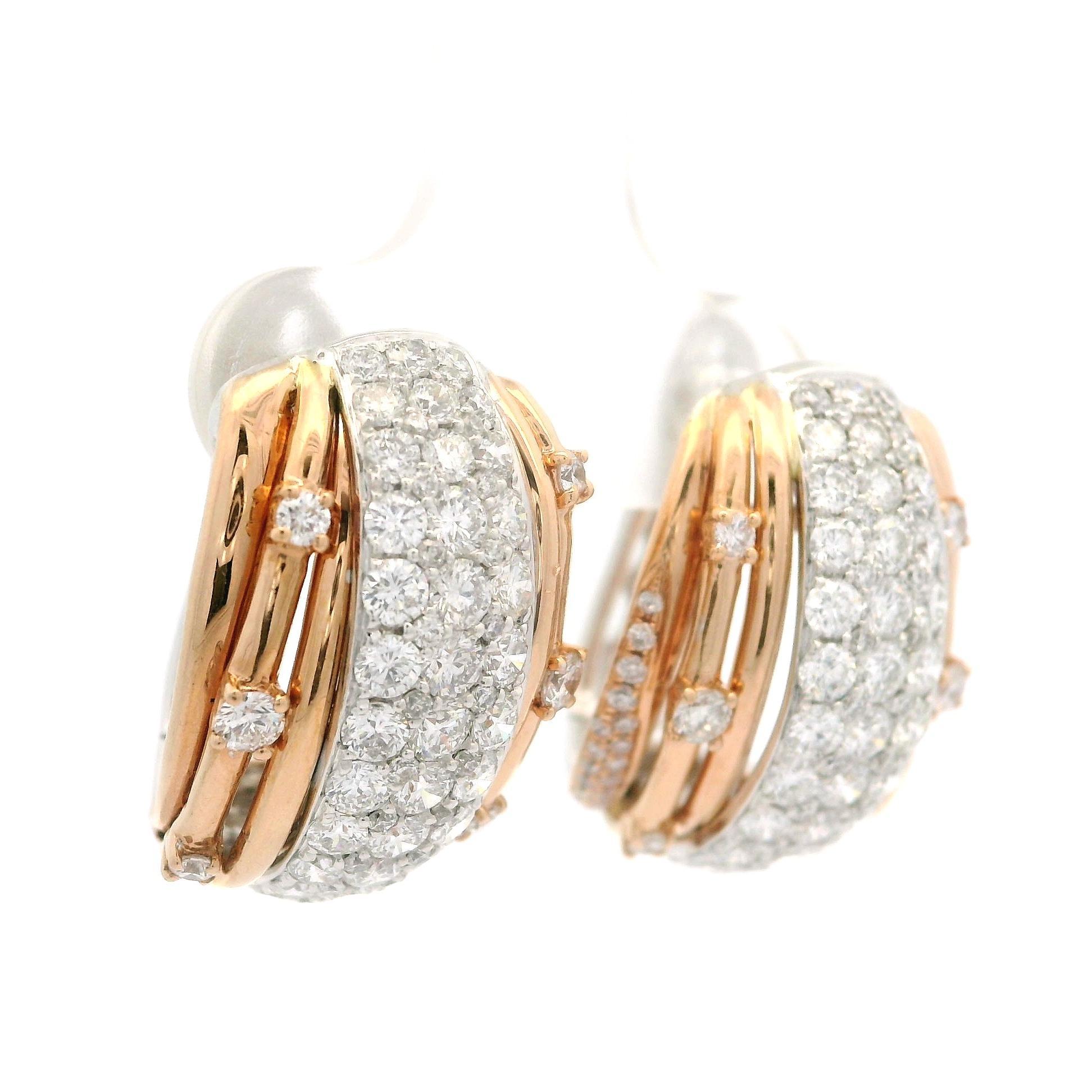 Élégantes boucles d'oreilles Omega en or rose et blanc 18 carats avec diamants de 2,61 carats 2