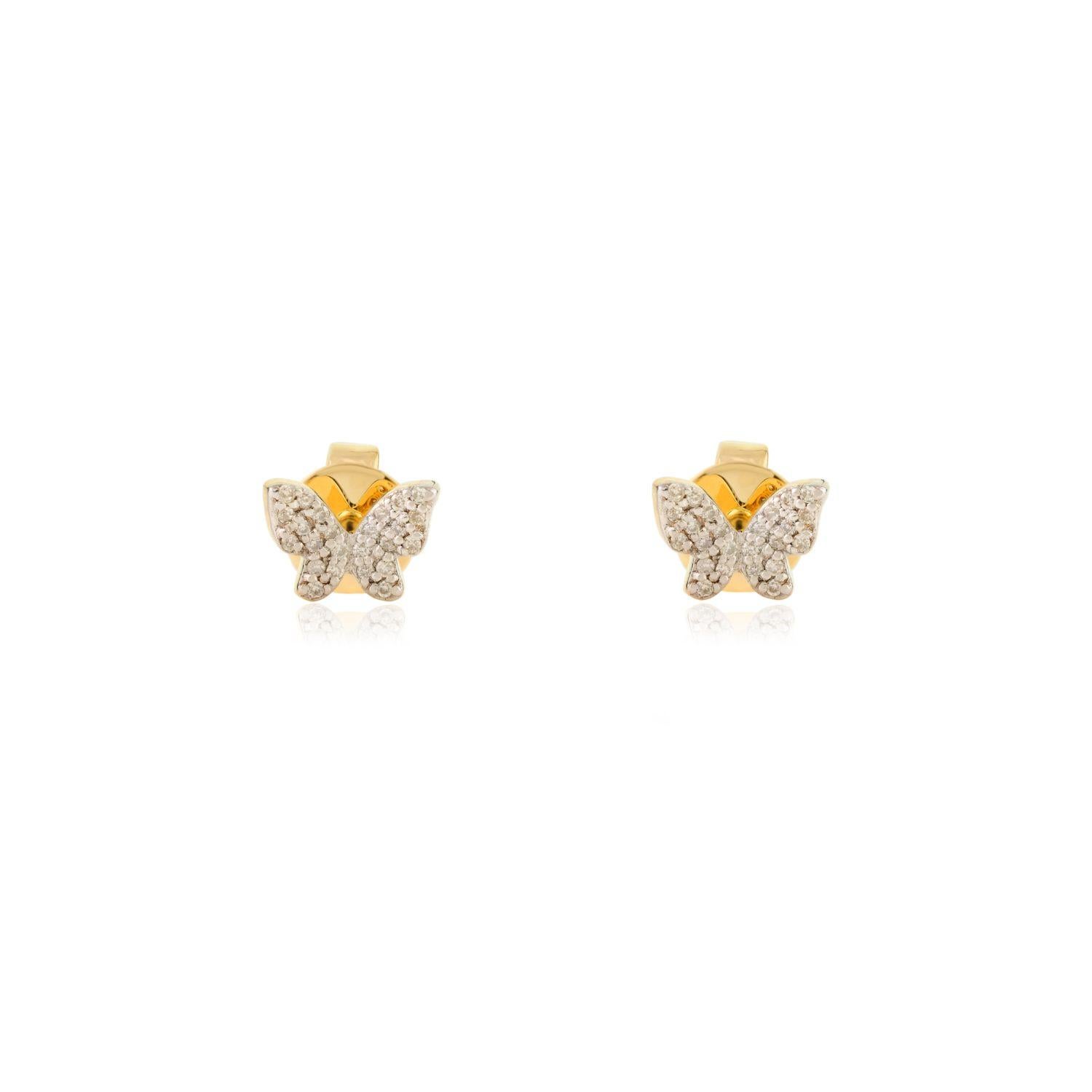 Aggiungi un tocco di eleganza stravagante al tuo ensemble con questi orecchini a perno con farfalla, realizzati in radioso oro giallo 18 carati. Delicatamente incrostato di diamanti scintillanti per un totale di 0,089 carati, ogni orecchino cattura