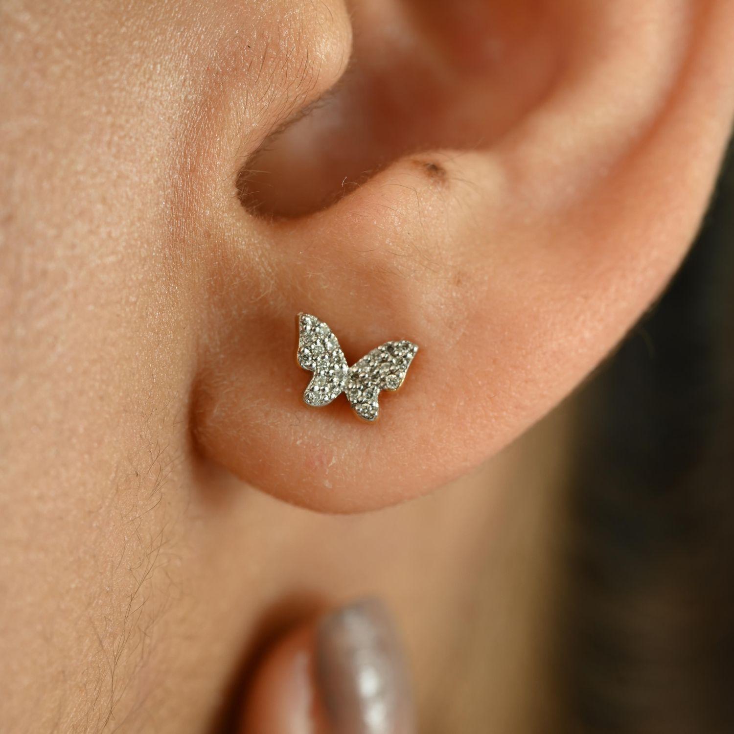 Eleganza degli orecchini a perno con diamante in oro giallo massiccio 18k per le donne In condizioni Nuovo in vendita a New York, NY