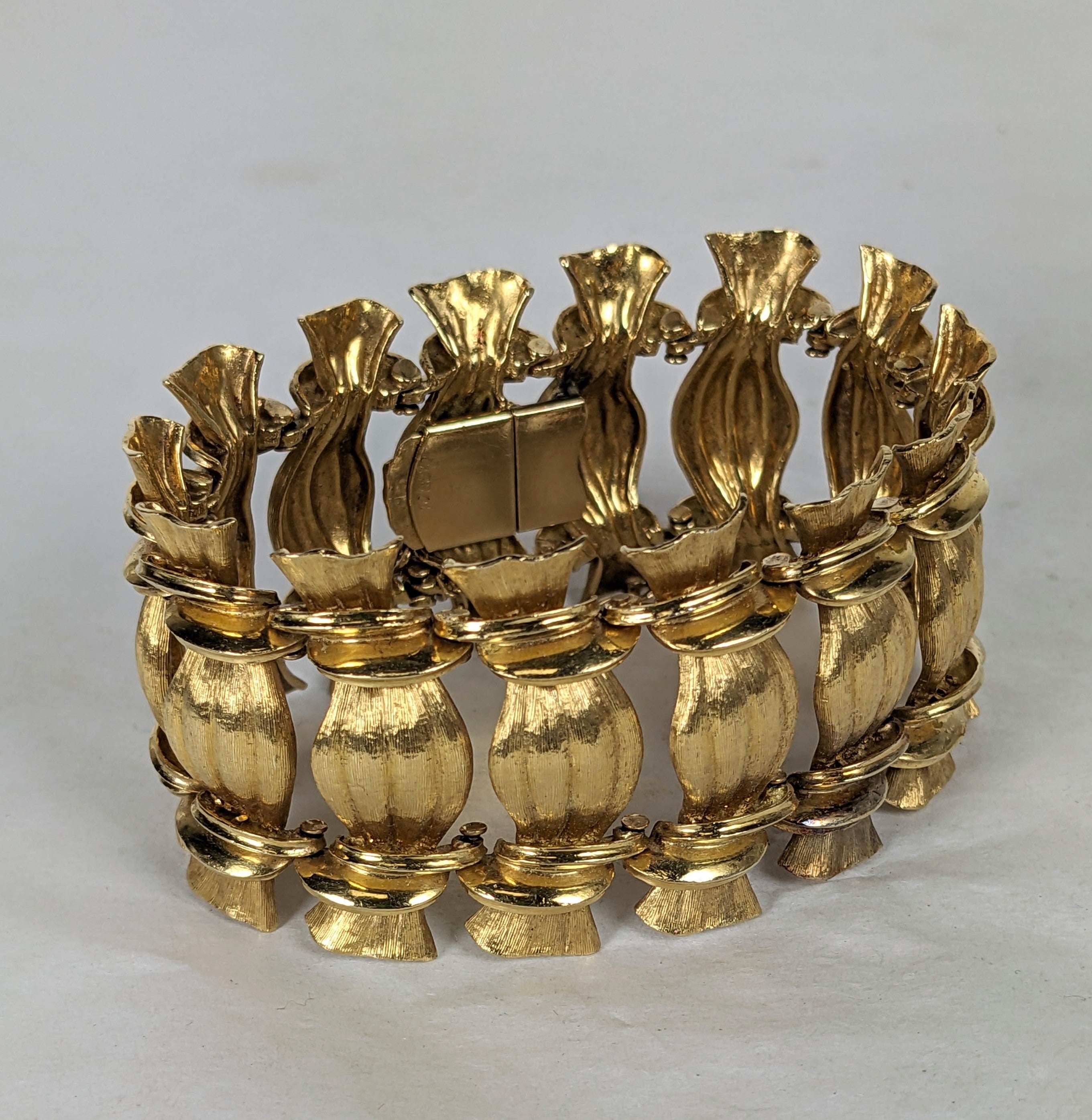 Elegant 18K Textured Bon Bon Link Bracelet from the 1960's of Italian origin. Each link looks like a textured wrapped candy and is linked by high polished gold connectors. Marked 18k, 750 std on tongue. Italy 1960's. Heavy, quality construction in