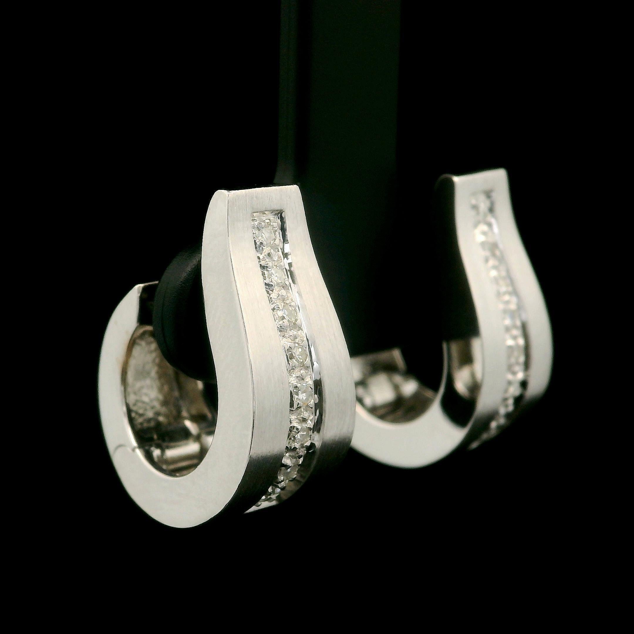 Elegant 18k White Gold 0.10ctw Diamond Brushed Finish Cuff Huggie Earrings In Excellent Condition For Sale In Montclair, NJ