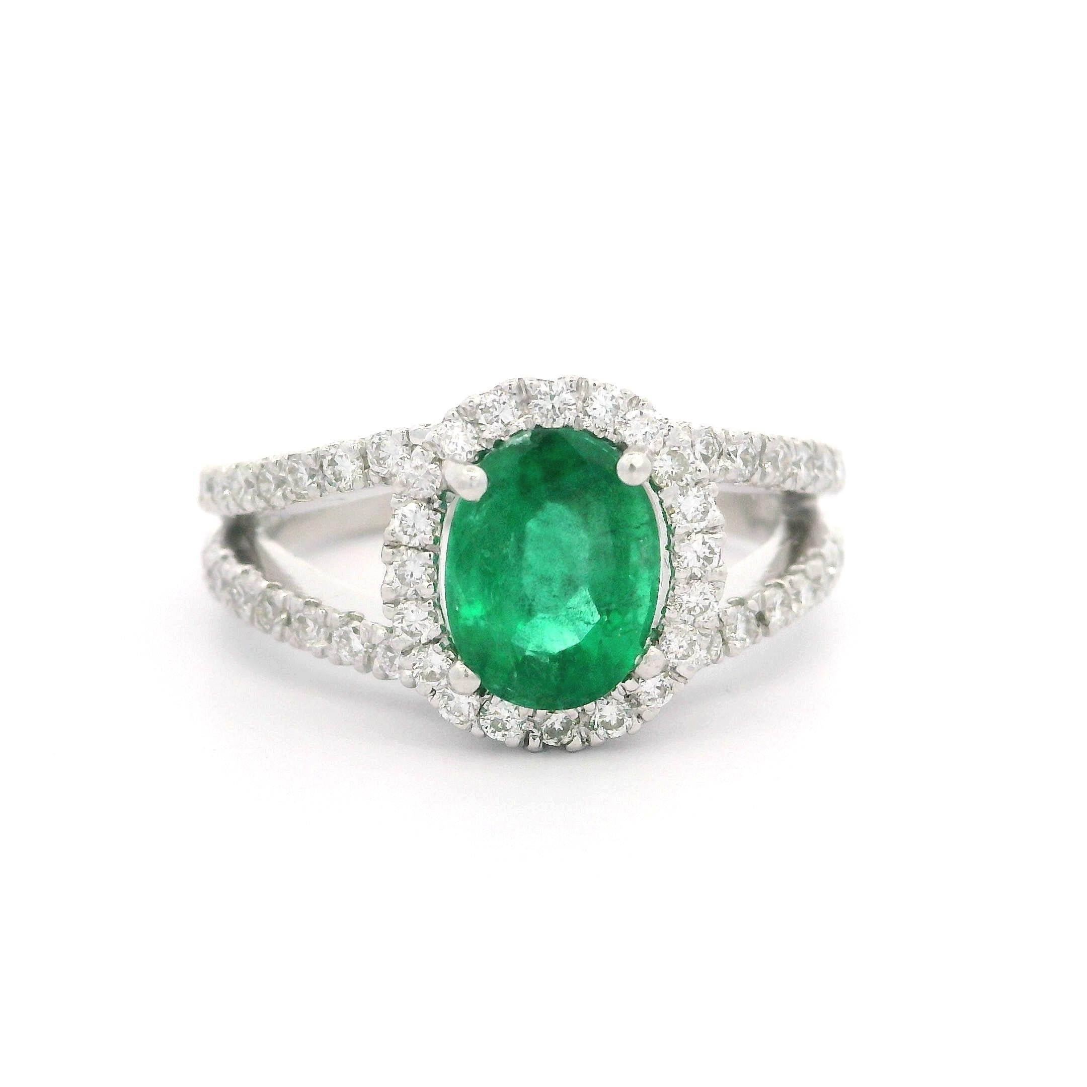 Eleganter eleganter 18k Weißgold 1,81ctw Oval Smaragd & Diamant Solitär geteilter Schaft Ring im Angebot 6