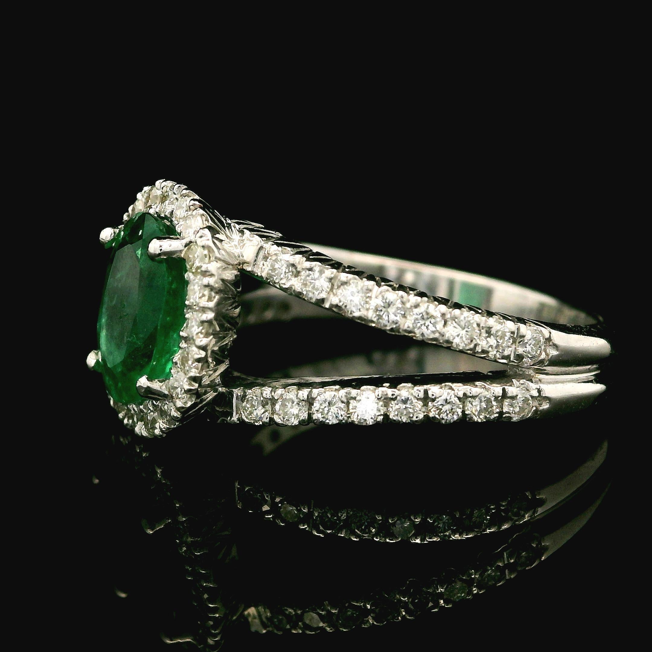 --Stein(e):--
(1) Natürlicher echter Smaragd - Ovalschliff - Zackenbesatz - sattgrüne Farbe - 8x6mm - 1,26ct (ca.)
Zahlreiche natürliche, echte Diamanten - runder Brillantschliff - Pave Set - Farbe G/H - Reinheit VS/SI - 0,55ctw (genau,