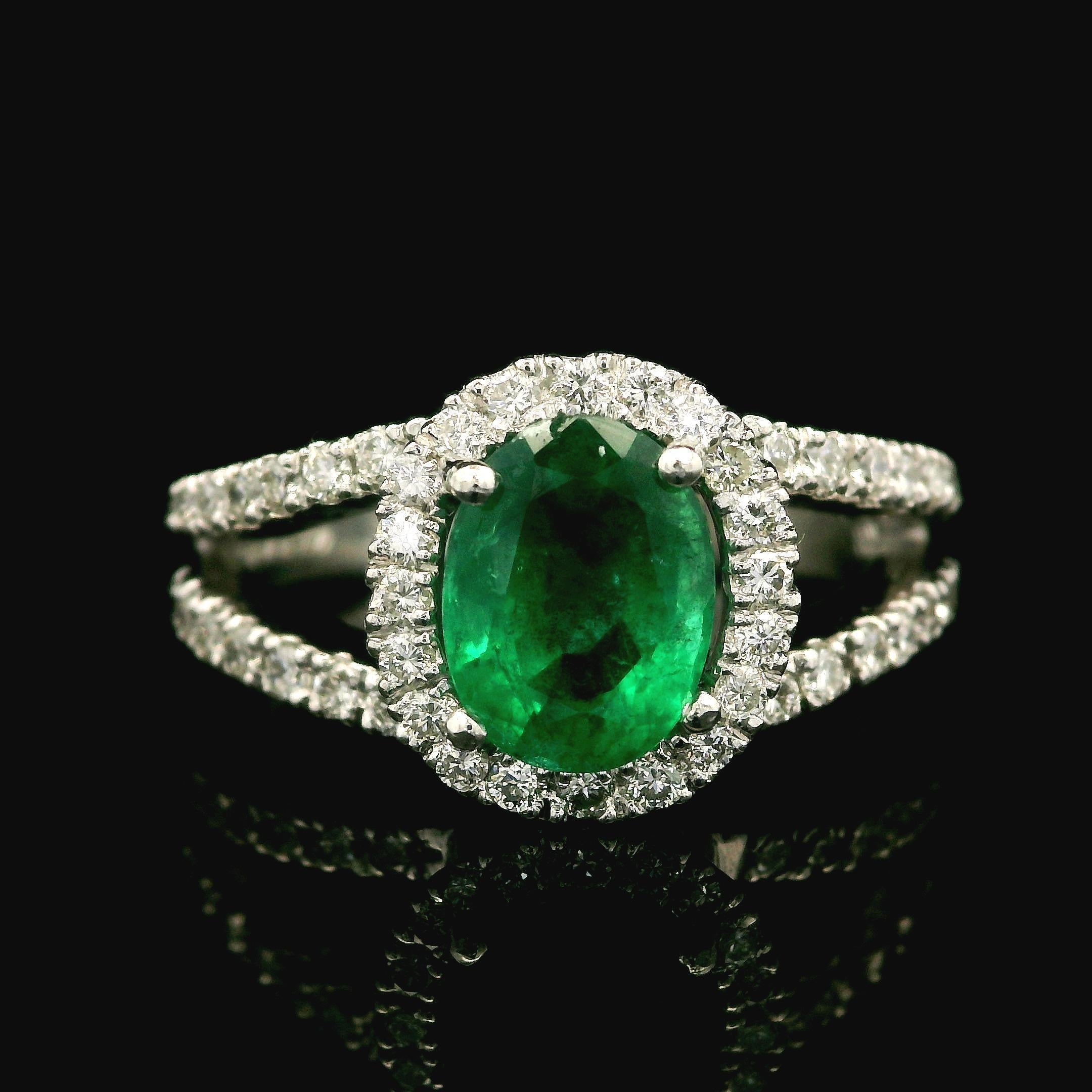 Eleganter eleganter 18k Weißgold 1,81ctw Oval Smaragd & Diamant Solitär geteilter Schaft Ring im Zustand „Hervorragend“ im Angebot in Montclair, NJ