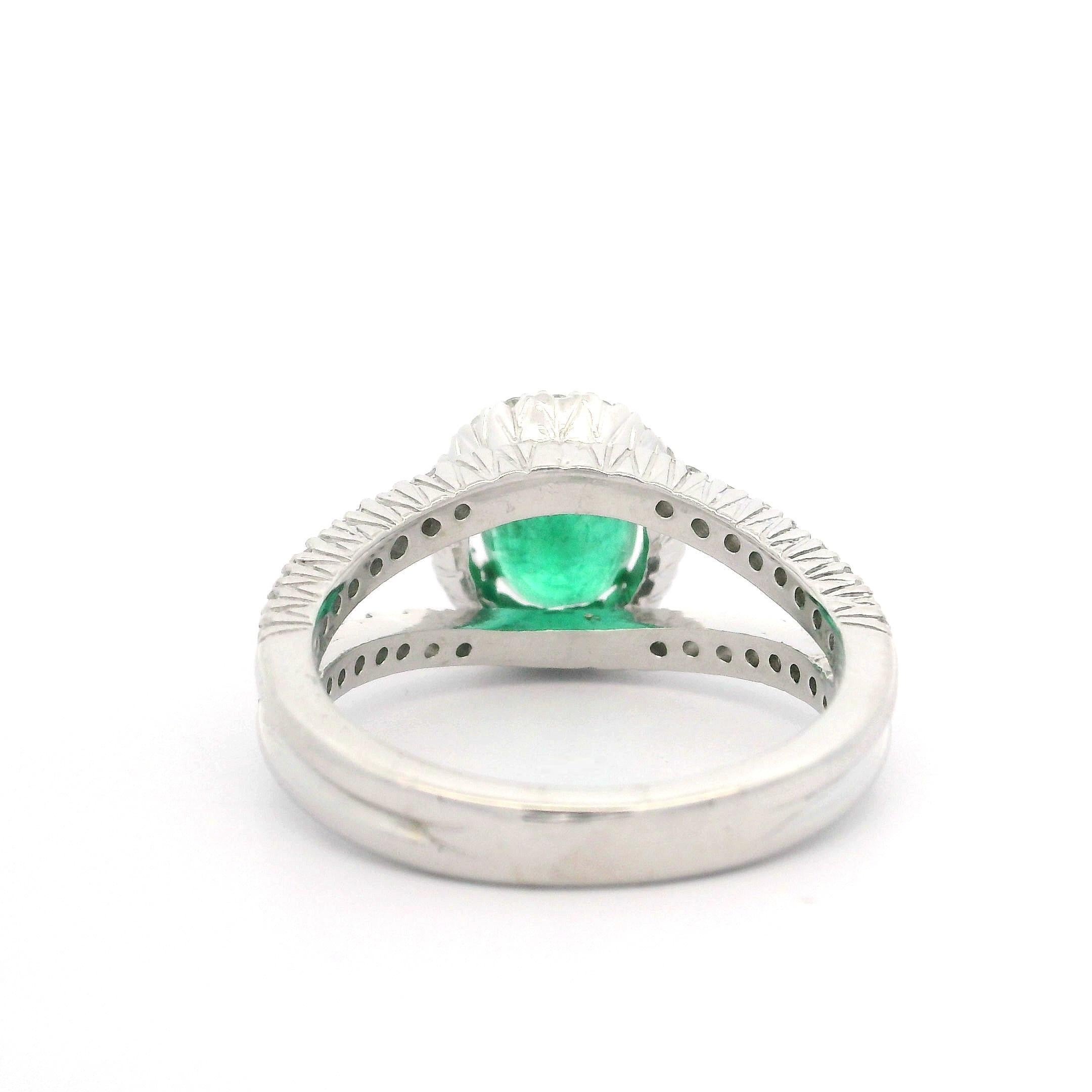 Eleganter eleganter 18k Weißgold 1,81ctw Oval Smaragd & Diamant Solitär geteilter Schaft Ring im Angebot 1