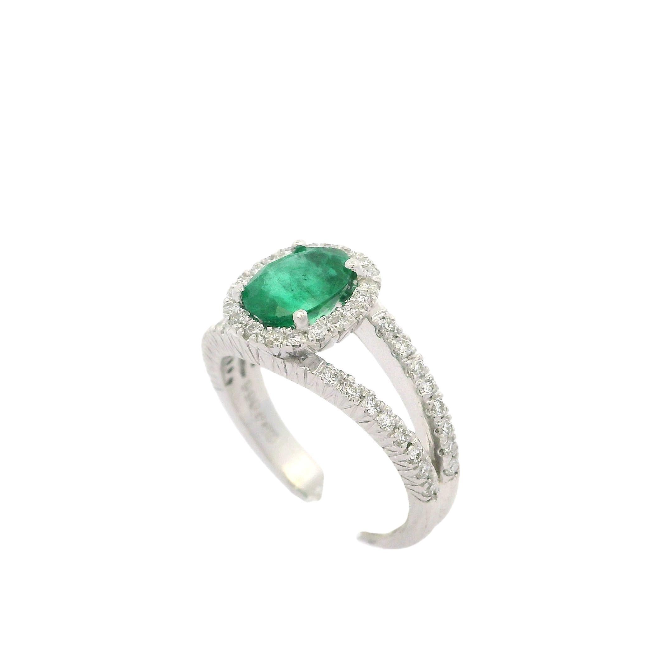 Eleganter eleganter 18k Weißgold 1,81ctw Oval Smaragd & Diamant Solitär geteilter Schaft Ring im Angebot 2
