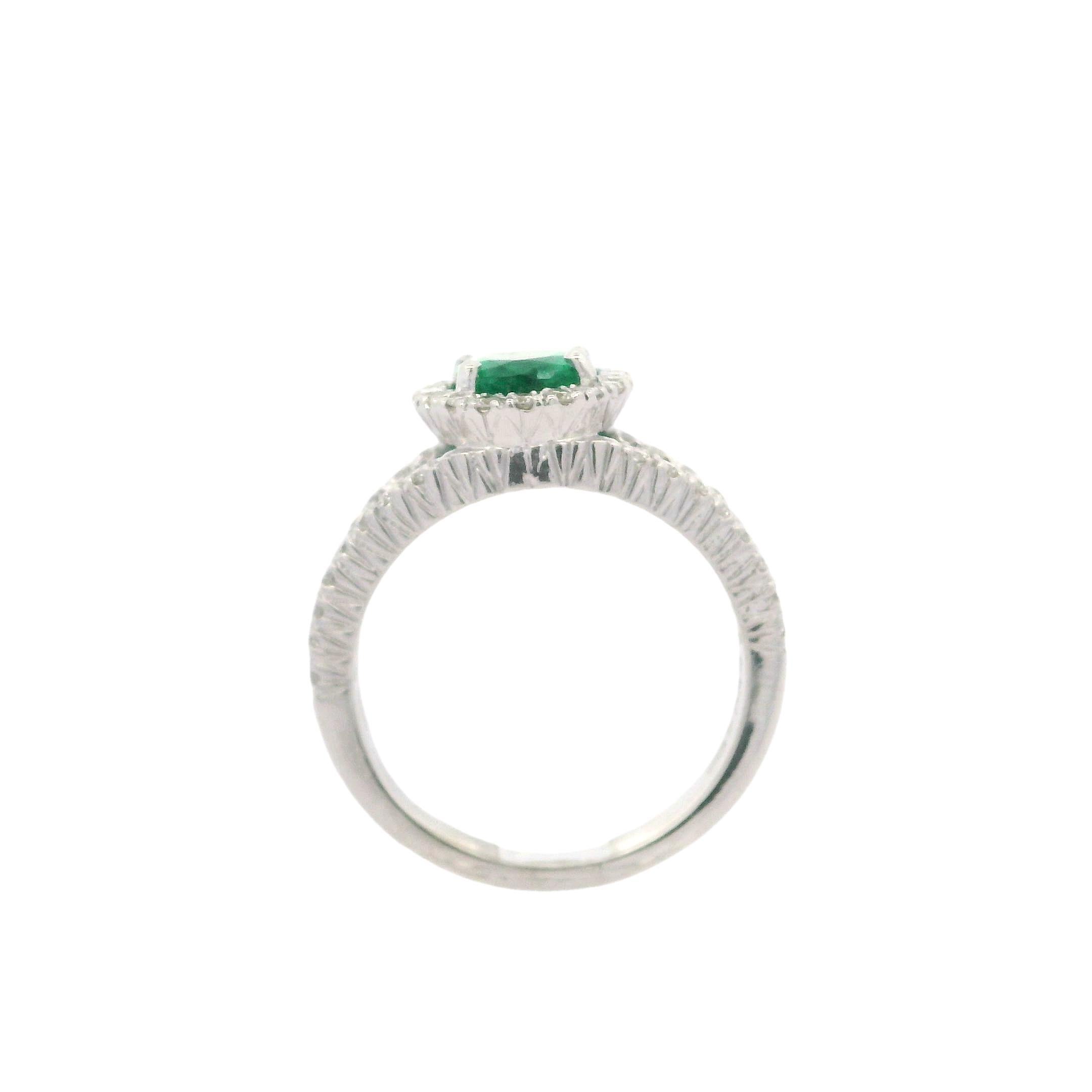Eleganter eleganter 18k Weißgold 1,81ctw Oval Smaragd & Diamant Solitär geteilter Schaft Ring im Angebot 3