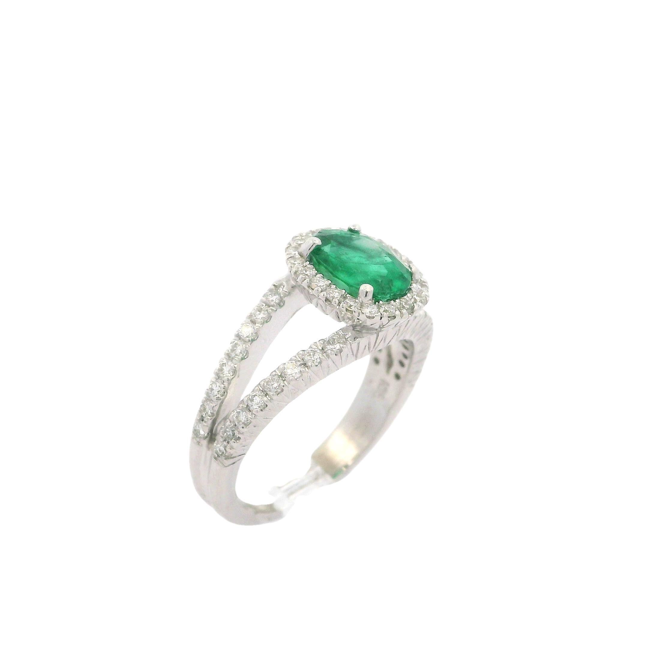 Eleganter eleganter 18k Weißgold 1,81ctw Oval Smaragd & Diamant Solitär geteilter Schaft Ring im Angebot 4