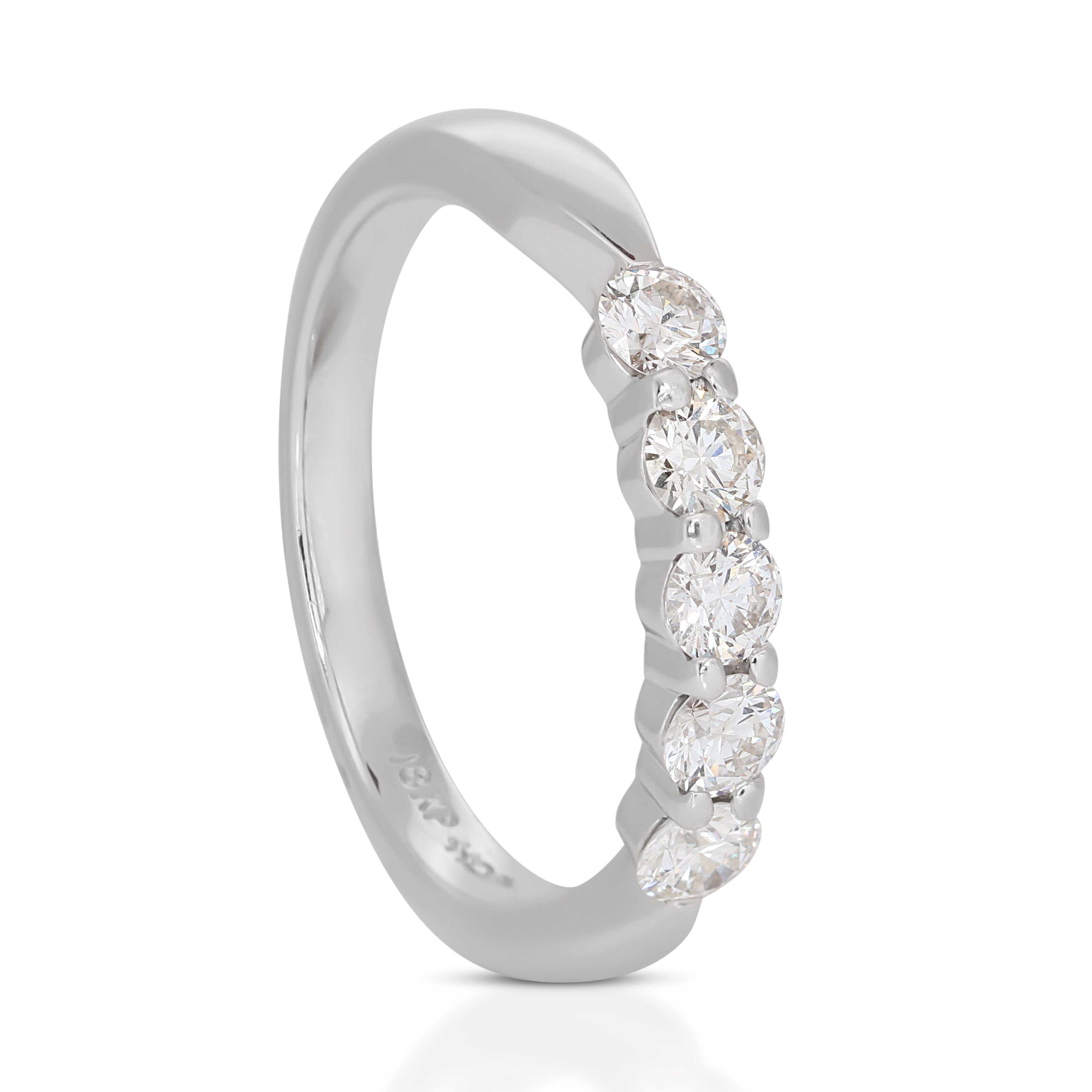 Elegant 18k White Gold 5 Stone Ring with 0.50 total carat of Natural Diamonds For Sale 3