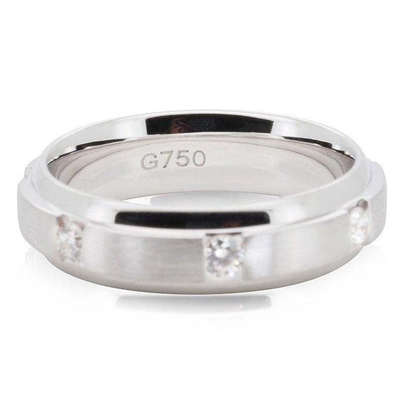 Round Cut Elegant  18K White Gold Band Ring with 0.25 ct Natural Diamonds For Sale