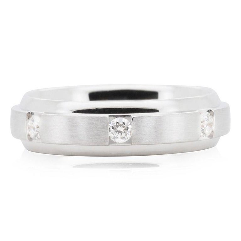 Elegant 18K White Gold Band Ring with 0.25 ct Natural Diamonds For Sale