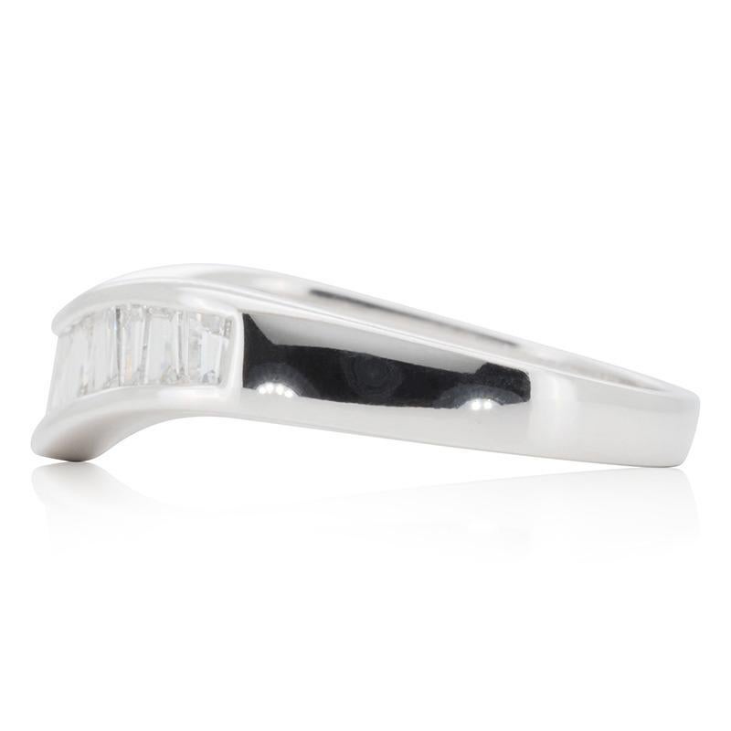 Stunning ring made from 18k white gold with 0.45 total carats of tapered cut diamonds. This ring comes with an elegant box.

-15 diamond main stone of 15 x 0.03, total: 0.45 ct.
Cut: Tapered
Color: F
Clarity: VS

Dimensions: 
Shank Width: