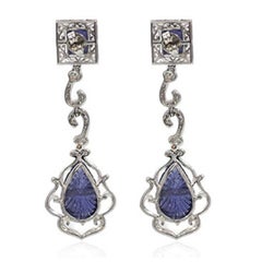 Elegantes Pendientes de Gota de Zafiro y Diamantes Tallados en Oro Blanco de 18k