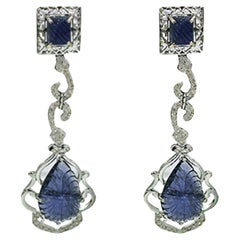 Eleganti orecchini a goccia in oro bianco 18 carati con zaffiro e diamante intagliato