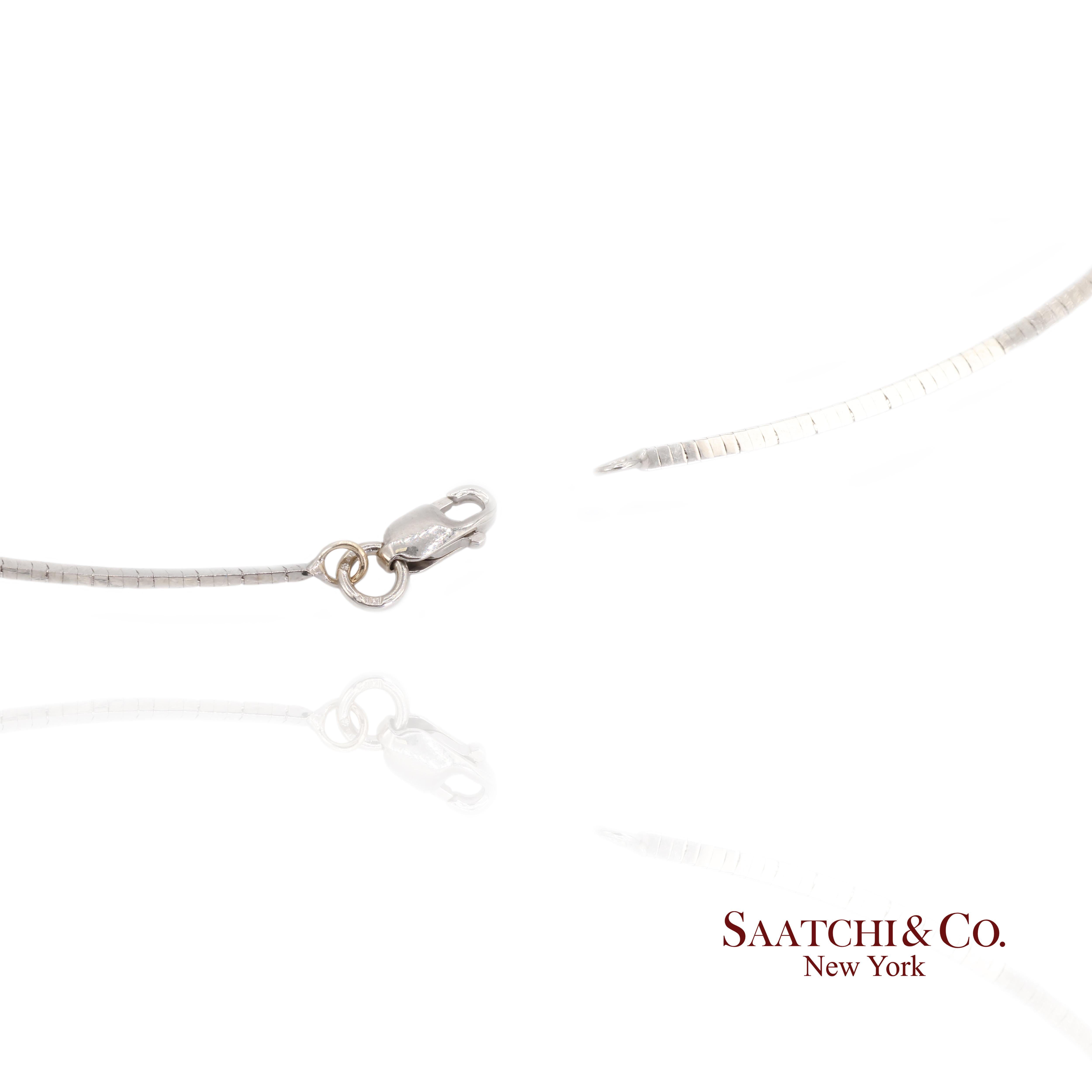 Elegantes Collier aus 18 Karat Weißgold mit natürlichem Diamantanhänger im Angebot 3