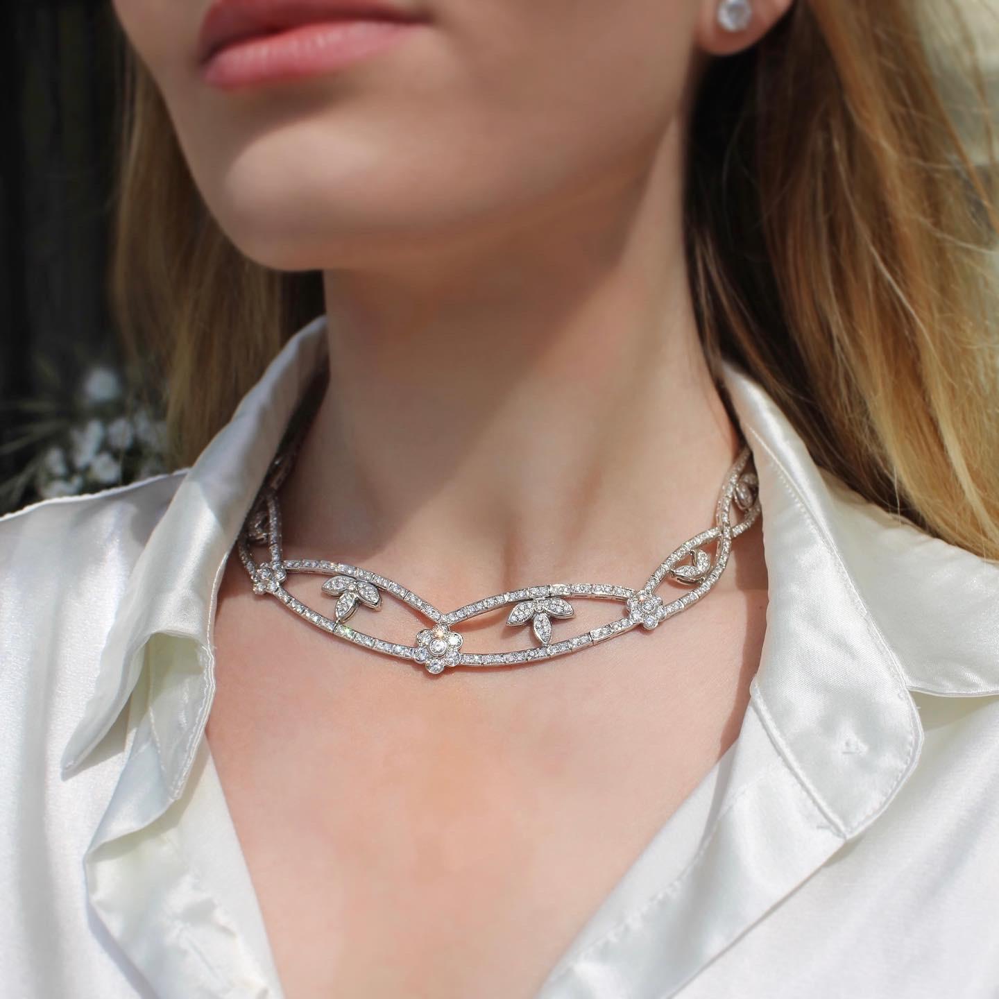 Round Cut Elegant 18K White Gold Diamond Necklace For Sale