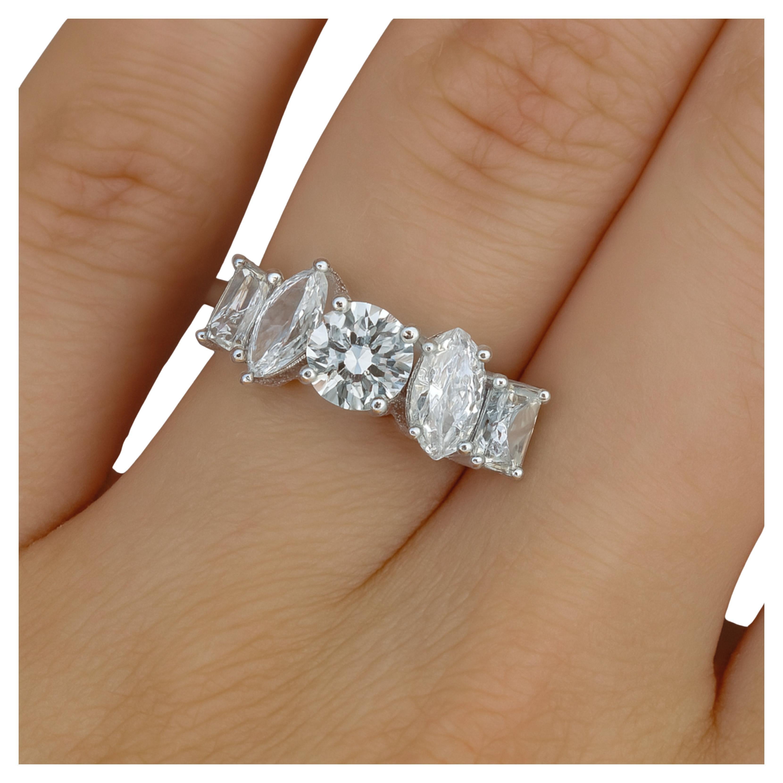 Elegant anneau de diamant en or blanc 18K - 2,90 carats

Réalisée en luxueux or blanc 18 carats, cette bague exquise (taille US 6) met en valeur un mélange de diamants naturels de 2,90 carats, sertis de manière experte dans des griffes classiques