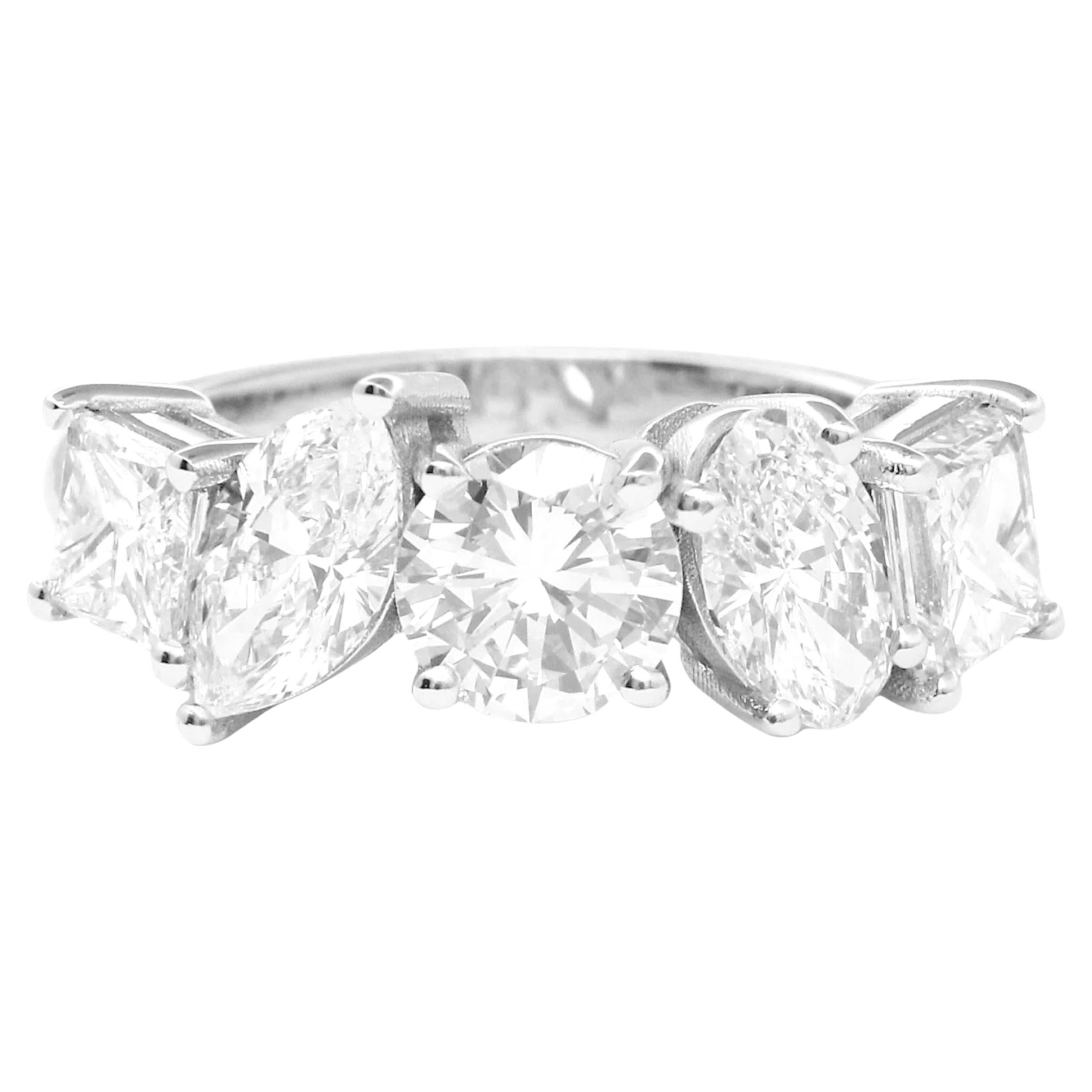 Elegant anneau de diamant en or blanc 18K - 2,90 carats en vente